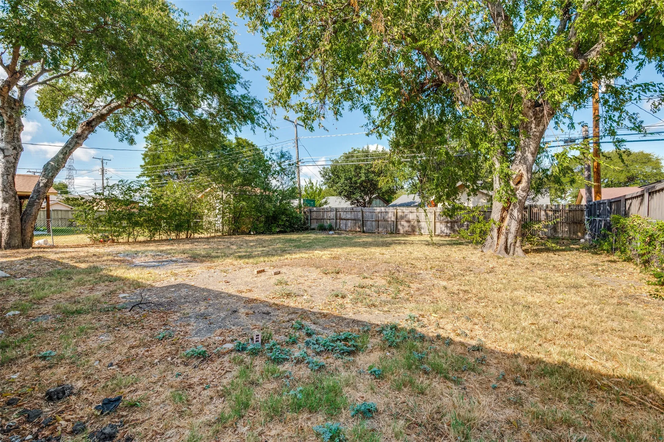 Single Family Residence For Sale in Dallas County , 1617 Avenue A, Grand Prairie, Texas 75051, 3 Bedroom, 1 Bathroom, 1 Garage spaces, 1,090 Sqft, built in 1970, mls#21386565, Real Estate Agent in Grand Prairie, Homes For Sale in Dallas county, Homes For Sale in Grand Prairie, Realtor in Grand Prairie Texas, Real Estate Brokerage Independent Realty Texas, Luminita Cordes Realtor