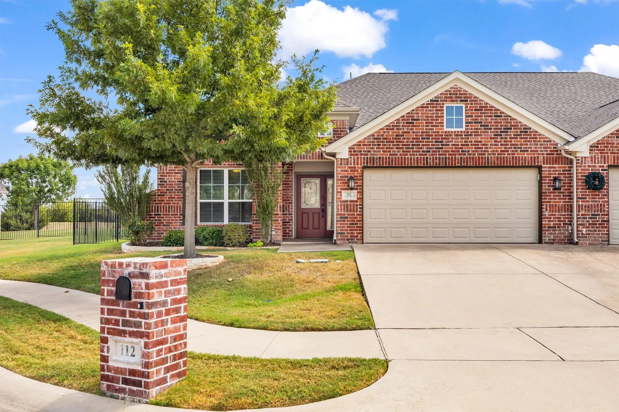 Single Family Residence For Sale in Ellis County , 112 Terra Verde Court, Waxahachie, Texas 75165, 2 Bedroom, 2 Bathroom, 2 Garage spaces, 1,607 Sqft, built in 2015, mls#21388783, Real Estate Agent in Waxahachie, Homes For Sale in Ellis county, Homes For Sale in Waxahachie, Realtor in Waxahachie Texas, Real Estate Brokerage Independent Realty Texas, Luminita Cordes Realtor