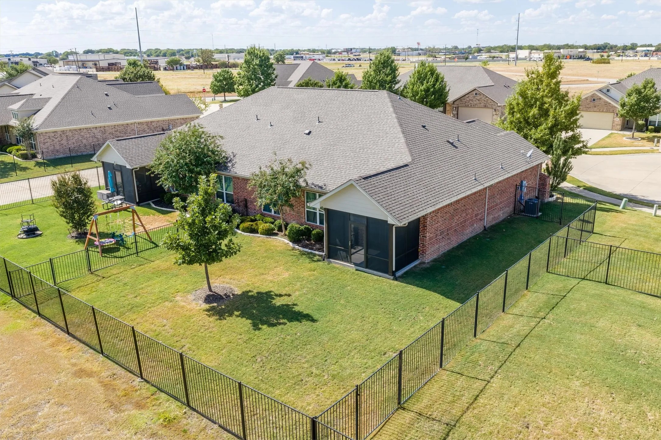 Single Family Residence For Sale in Ellis County , 112 Terra Verde Court, Waxahachie, Texas 75165, 2 Bedroom, 2 Bathroom, 2 Garage spaces, 1,607 Sqft, built in 2015, mls#21388783, Real Estate Agent in Waxahachie, Homes For Sale in Ellis county, Homes For Sale in Waxahachie, Realtor in Waxahachie Texas, Real Estate Brokerage Independent Realty Texas, Luminita Cordes Realtor