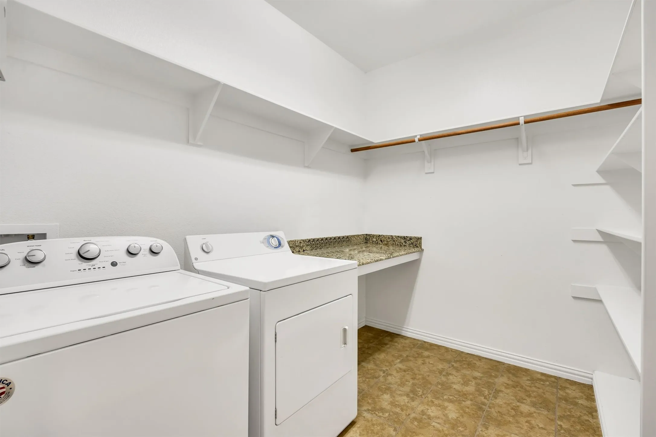 Single Family Residence For Sale in Ellis County , 112 Terra Verde Court, Waxahachie, Texas 75165, 2 Bedroom, 2 Bathroom, 2 Garage spaces, 1,607 Sqft, built in 2015, mls#21388783, Real Estate Agent in Waxahachie, Homes For Sale in Ellis county, Homes For Sale in Waxahachie, Realtor in Waxahachie Texas, Real Estate Brokerage Independent Realty Texas, Luminita Cordes Realtor