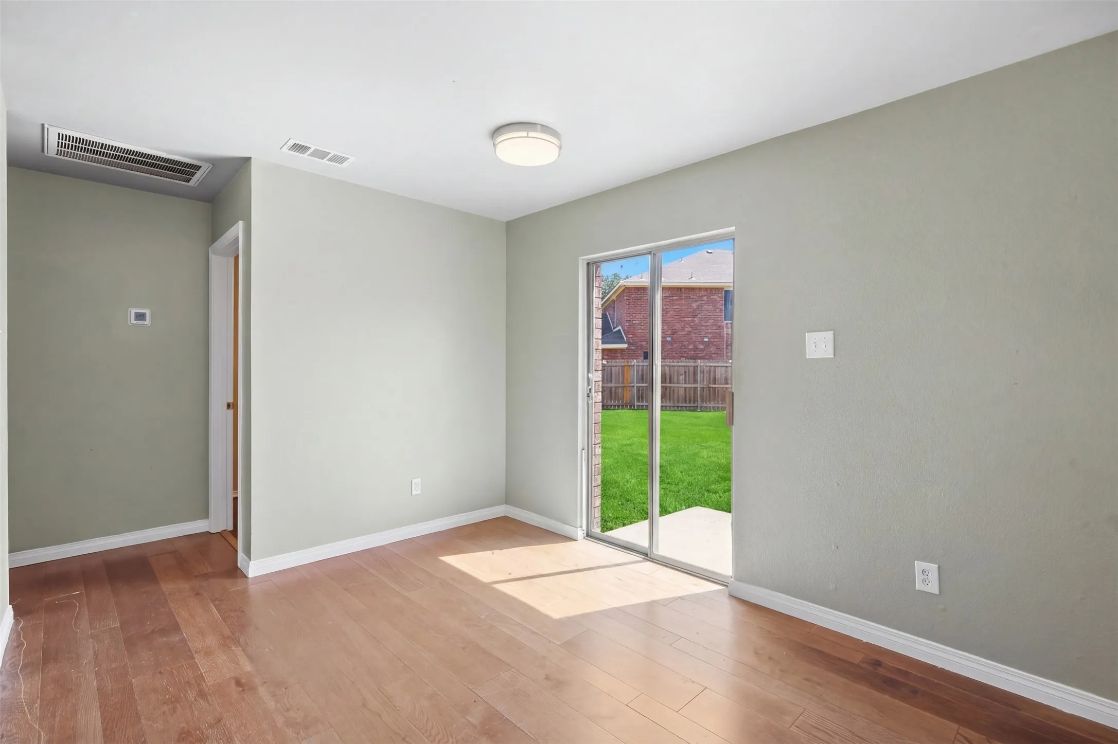 Single Family Residence For Sale in Dallas County , 2708 Clemson Circle A, Rowlett, Texas 75088, 4 Bedroom, 3 Bathroom, 1 Garage spaces, 1,727 Sqft, built in 2003, mls#21389016, Real Estate Agent in Rowlett, Homes For Sale in Dallas county, Homes For Sale in Rowlett, Realtor in Rowlett Texas, Real Estate Brokerage Independent Realty Texas, Luminita Cordes Realtor