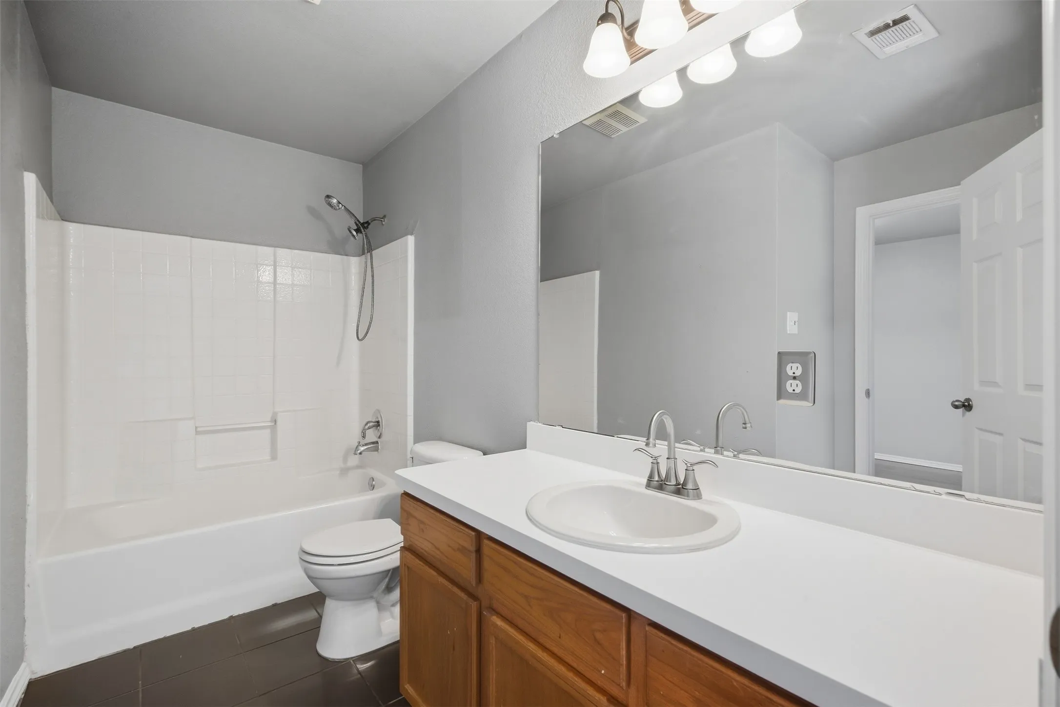 Single Family Residence For Sale in Dallas County , 2708 Clemson Circle A, Rowlett, Texas 75088, 4 Bedroom, 3 Bathroom, 1 Garage spaces, 1,727 Sqft, built in 2003, mls#21389016, Real Estate Agent in Rowlett, Homes For Sale in Dallas county, Homes For Sale in Rowlett, Realtor in Rowlett Texas, Real Estate Brokerage Independent Realty Texas, Luminita Cordes Realtor
