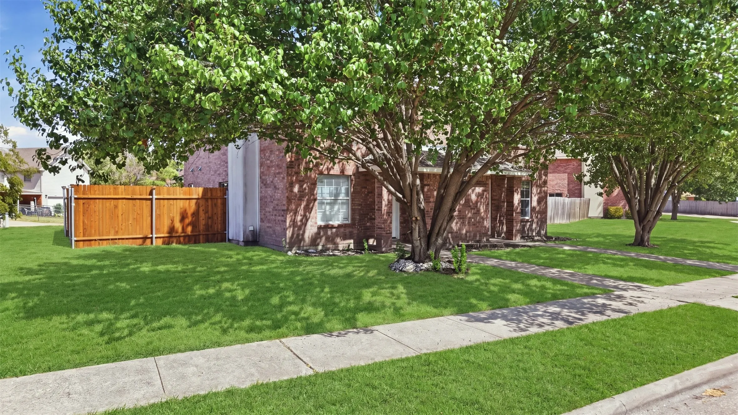 Single Family Residence For Sale in Dallas County , 2708 Clemson Circle A, Rowlett, Texas 75088, 4 Bedroom, 3 Bathroom, 1 Garage spaces, 1,727 Sqft, built in 2003, mls#21389016, Real Estate Agent in Rowlett, Homes For Sale in Dallas county, Homes For Sale in Rowlett, Realtor in Rowlett Texas, Real Estate Brokerage Independent Realty Texas, Luminita Cordes Realtor