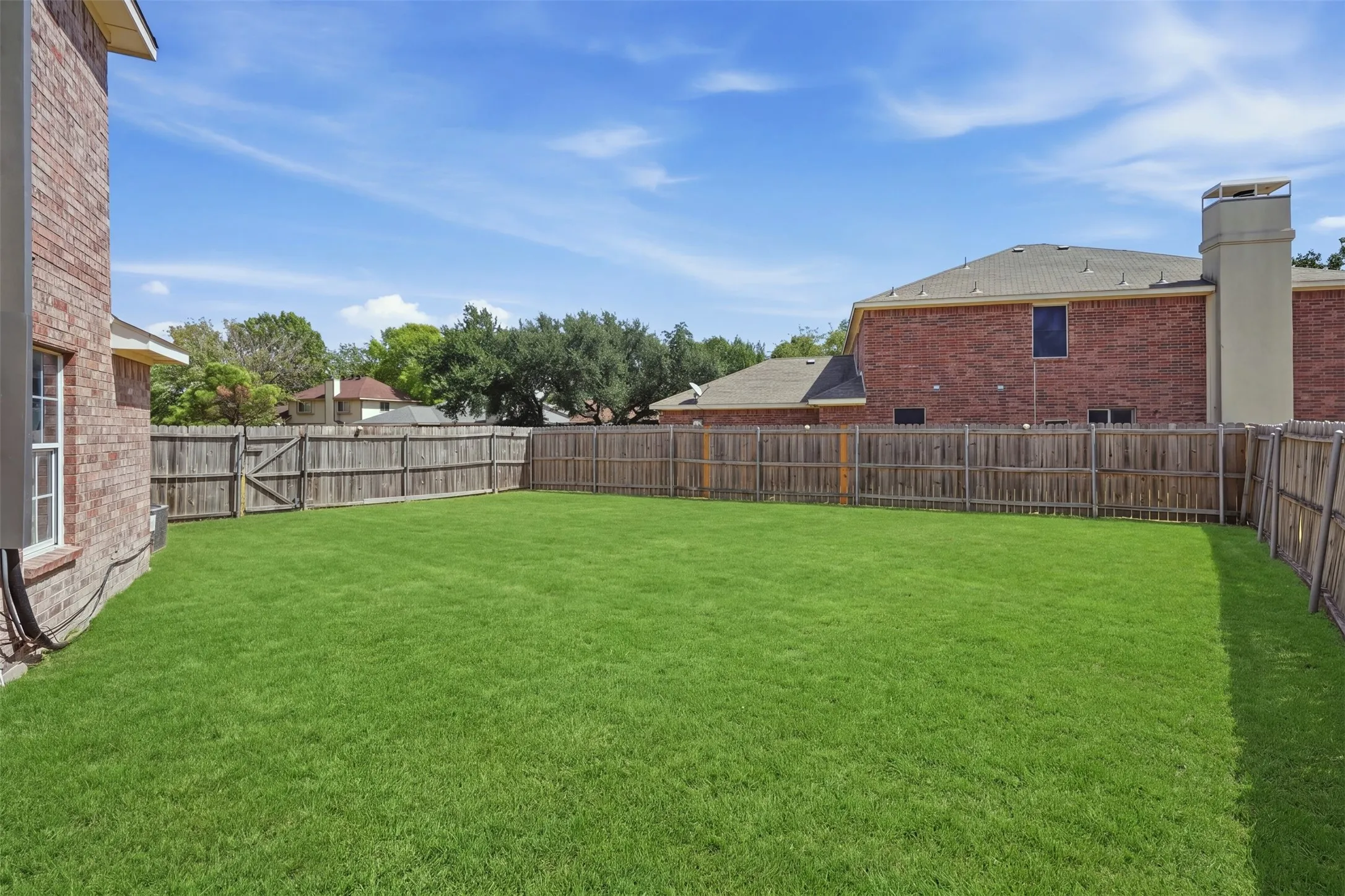 Single Family Residence For Sale in Dallas County , 2708 Clemson Circle A, Rowlett, Texas 75088, 4 Bedroom, 3 Bathroom, 1 Garage spaces, 1,727 Sqft, built in 2003, mls#21389016, Real Estate Agent in Rowlett, Homes For Sale in Dallas county, Homes For Sale in Rowlett, Realtor in Rowlett Texas, Real Estate Brokerage Independent Realty Texas, Luminita Cordes Realtor