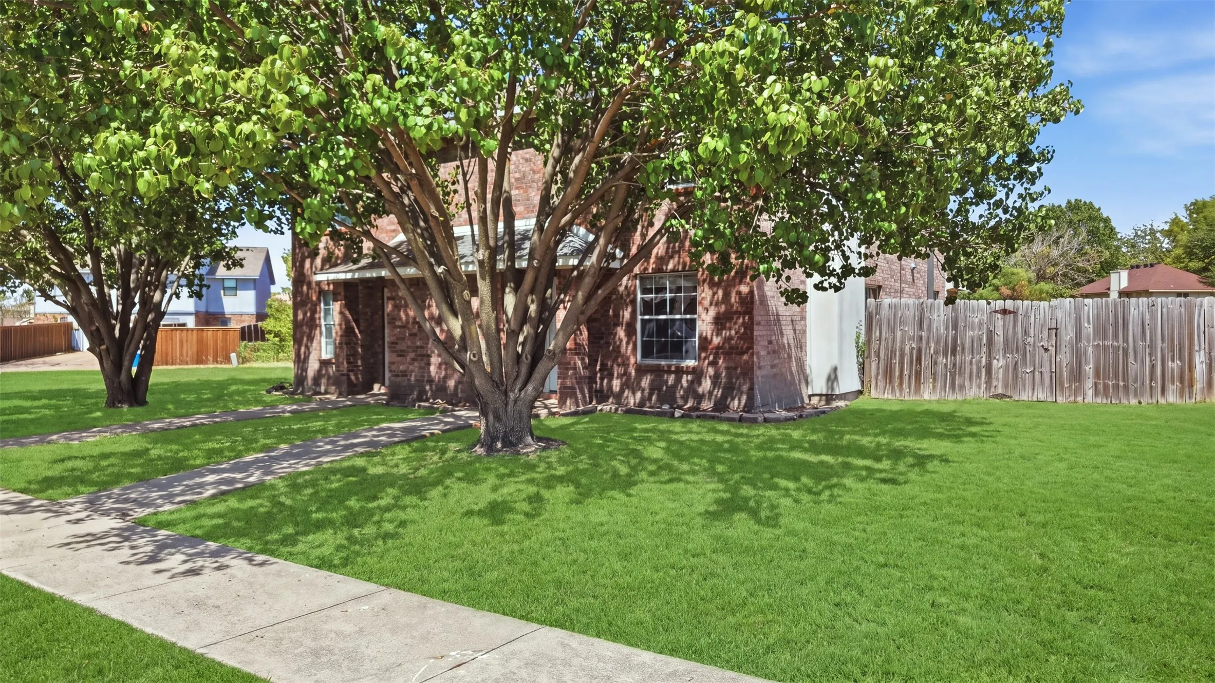 Single Family Residence For Sale in Dallas County , 2708 Clemson Circle A, Rowlett, Texas 75088, 4 Bedroom, 3 Bathroom, 1 Garage spaces, 1,727 Sqft, built in 2003, mls#21389016, Real Estate Agent in Rowlett, Homes For Sale in Dallas county, Homes For Sale in Rowlett, Realtor in Rowlett Texas, Real Estate Brokerage Independent Realty Texas, Luminita Cordes Realtor