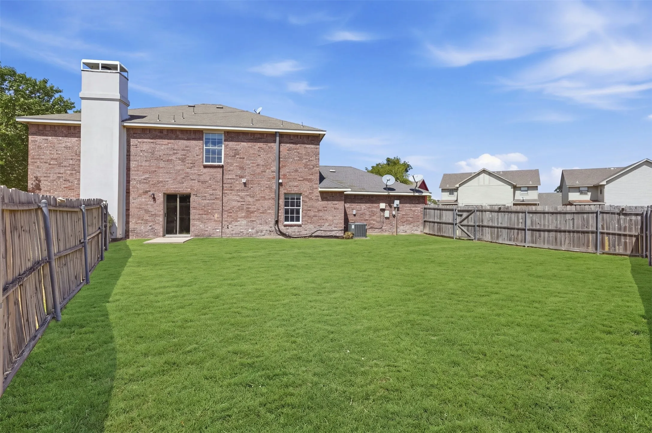Single Family Residence For Sale in Dallas County , 2708 Clemson Circle A, Rowlett, Texas 75088, 4 Bedroom, 3 Bathroom, 1 Garage spaces, 1,727 Sqft, built in 2003, mls#21389016, Real Estate Agent in Rowlett, Homes For Sale in Dallas county, Homes For Sale in Rowlett, Realtor in Rowlett Texas, Real Estate Brokerage Independent Realty Texas, Luminita Cordes Realtor