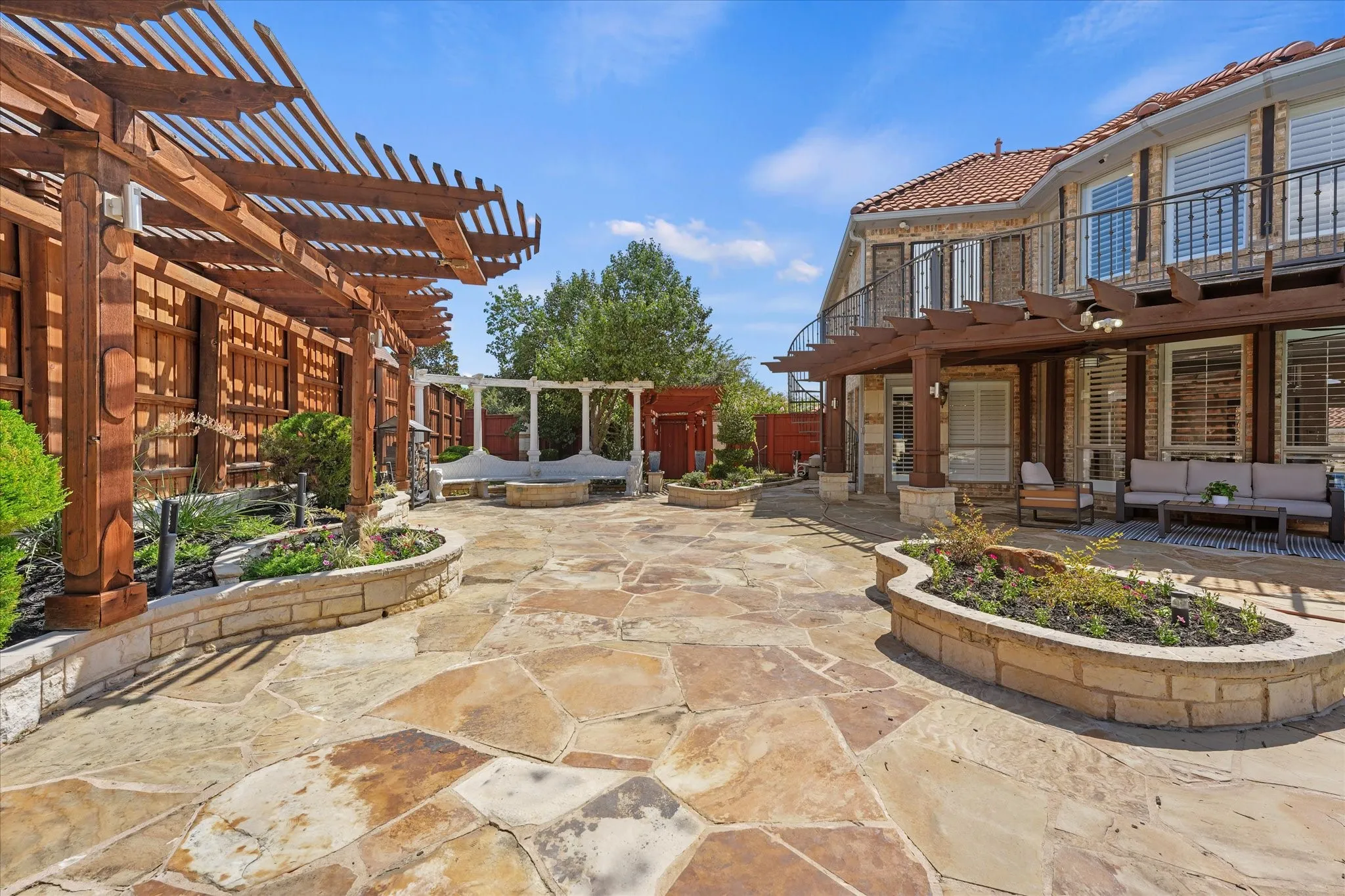 Single Family Residence For Sale in Denton County , 2601 Sir Gawain Lane, Lewisville, Texas 75056, 5 Bedroom, 5 Bathroom, 3 Garage spaces, 5,135 Sqft, built in 2002, mls#21389024, Real Estate Agent in Lewisville, Homes For Sale in Denton county, Homes For Sale in Lewisville, Realtor in Lewisville Texas, Real Estate Brokerage Independent Realty Texas, Luminita Cordes Realtor