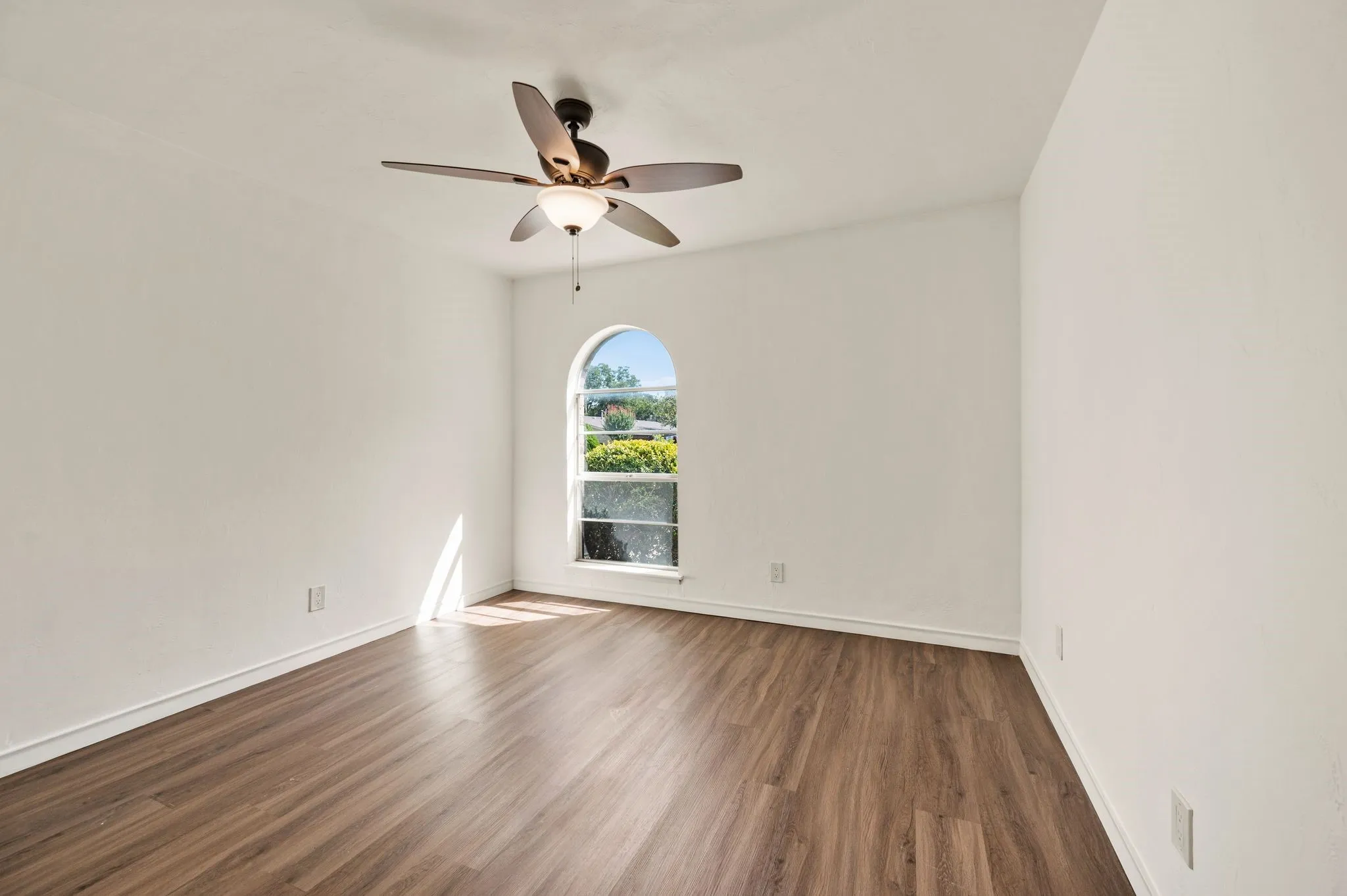 Single Family Residence For Sale in Denton County , 1905 Castille Drive, Carrollton, Texas 75007, 4 Bedroom, 2 Bathroom, 2 Garage spaces, 2,111 Sqft, built in 1974, mls#21388870, Real Estate Agent in Carrollton, Homes For Sale in Denton county, Homes For Sale in Carrollton, Realtor in Carrollton Texas, Real Estate Brokerage Independent Realty Texas, Luminita Cordes Realtor