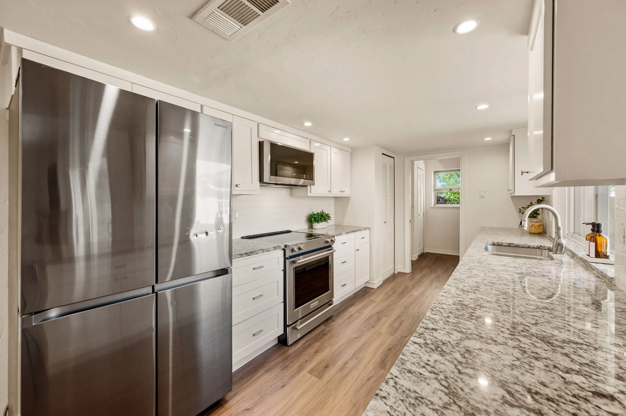 Single Family Residence For Sale in Denton County , 1905 Castille Drive, Carrollton, Texas 75007, 4 Bedroom, 2 Bathroom, 2 Garage spaces, 2,111 Sqft, built in 1974, mls#21388870, Real Estate Agent in Carrollton, Homes For Sale in Denton county, Homes For Sale in Carrollton, Realtor in Carrollton Texas, Real Estate Brokerage Independent Realty Texas, Luminita Cordes Realtor