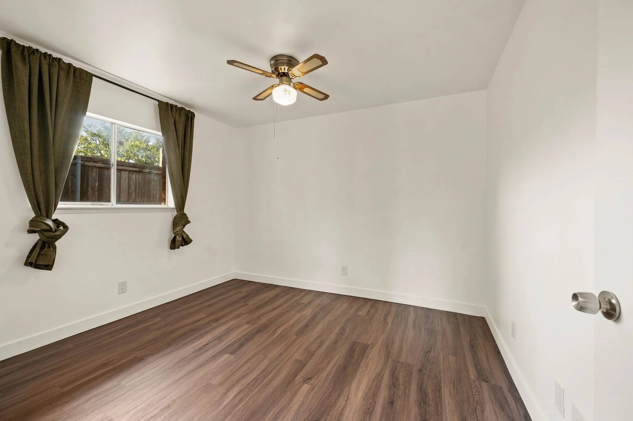 Single Family Residence For Sale in Denton County , 1905 Castille Drive, Carrollton, Texas 75007, 4 Bedroom, 2 Bathroom, 2 Garage spaces, 2,111 Sqft, built in 1974, mls#21388870, Real Estate Agent in Carrollton, Homes For Sale in Denton county, Homes For Sale in Carrollton, Realtor in Carrollton Texas, Real Estate Brokerage Independent Realty Texas, Luminita Cordes Realtor