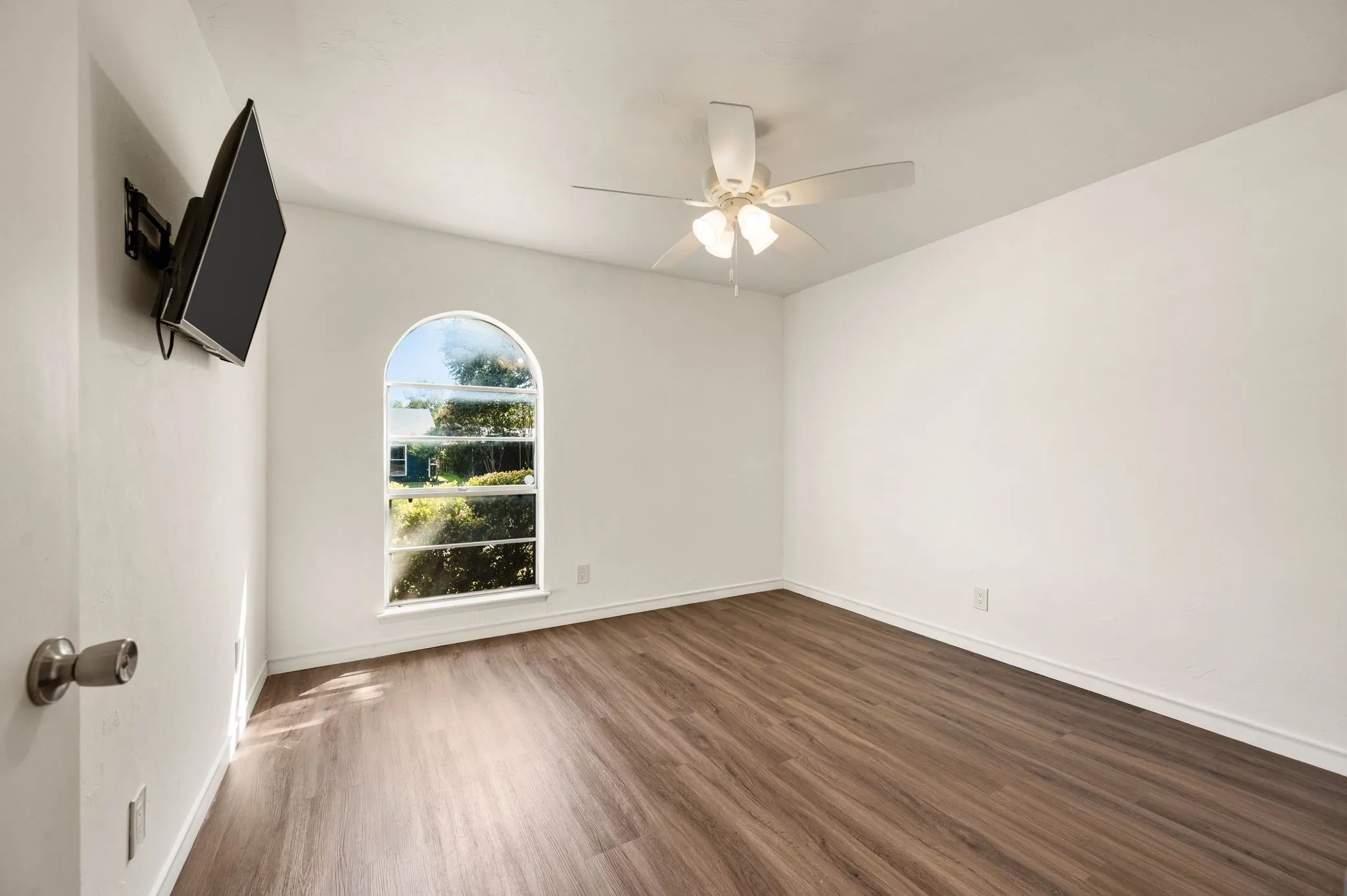 Single Family Residence For Sale in Denton County , 1905 Castille Drive, Carrollton, Texas 75007, 4 Bedroom, 2 Bathroom, 2 Garage spaces, 2,111 Sqft, built in 1974, mls#21388870, Real Estate Agent in Carrollton, Homes For Sale in Denton county, Homes For Sale in Carrollton, Realtor in Carrollton Texas, Real Estate Brokerage Independent Realty Texas, Luminita Cordes Realtor