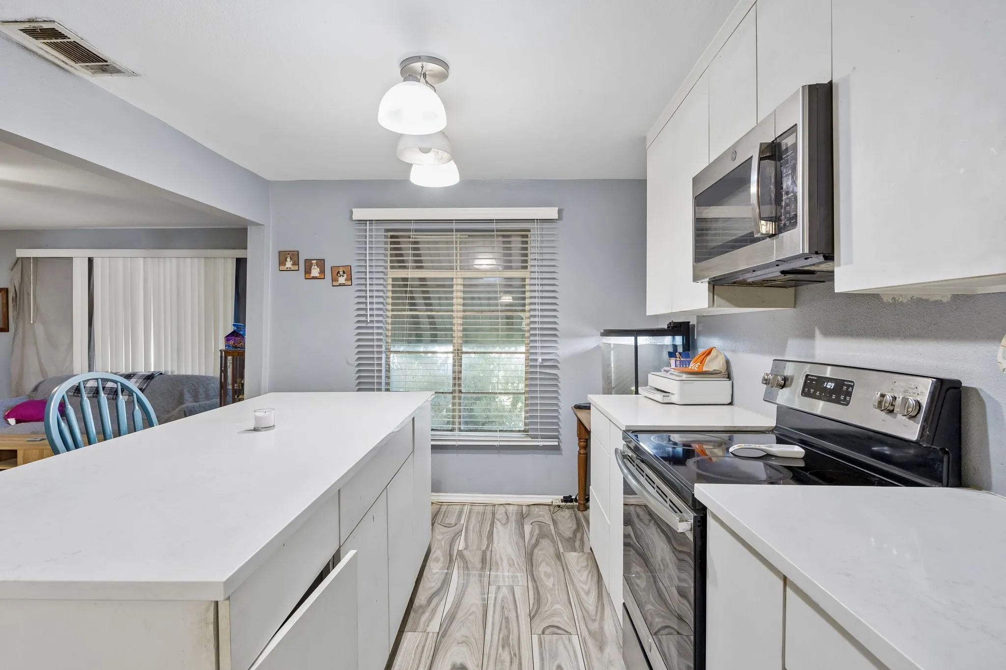Single Family Residence For Sale in Dallas County , 1108 S Edgefield Avenue, Dallas, Texas 75208, 2 Bedroom, 1 Bathroom, Garage spaces, 1,123 Sqft, built in 1951, mls#21386100, Real Estate Agent in Dallas, Homes For Sale in Dallas county, Homes For Sale in Dallas, Realtor in Dallas Texas, Real Estate Brokerage Independent Realty Texas, Luminita Cordes Realtor
