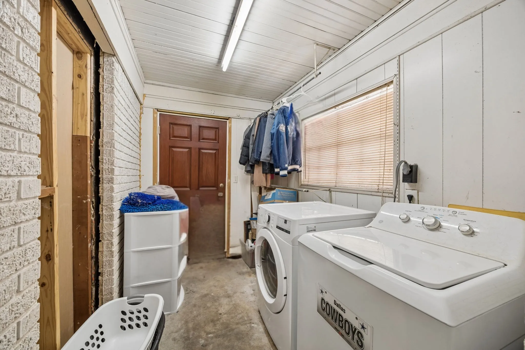 Single Family Residence For Sale in Dallas County , 1108 S Edgefield Avenue, Dallas, Texas 75208, 2 Bedroom, 1 Bathroom, Garage spaces, 1,123 Sqft, built in 1951, mls#21386100, Real Estate Agent in Dallas, Homes For Sale in Dallas county, Homes For Sale in Dallas, Realtor in Dallas Texas, Real Estate Brokerage Independent Realty Texas, Luminita Cordes Realtor