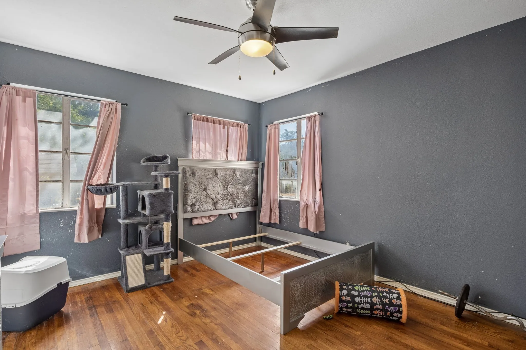 Single Family Residence For Sale in Dallas County , 1108 S Edgefield Avenue, Dallas, Texas 75208, 2 Bedroom, 1 Bathroom, Garage spaces, 1,123 Sqft, built in 1951, mls#21386100, Real Estate Agent in Dallas, Homes For Sale in Dallas county, Homes For Sale in Dallas, Realtor in Dallas Texas, Real Estate Brokerage Independent Realty Texas, Luminita Cordes Realtor