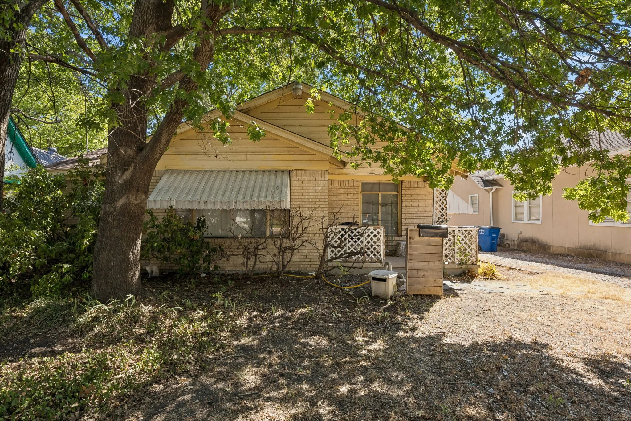 Single Family Residence For Sale in Dallas County , 1108 S Edgefield Avenue, Dallas, Texas 75208, 2 Bedroom, 1 Bathroom, Garage spaces, 1,123 Sqft, built in 1951, mls#21386100, Real Estate Agent in Dallas, Homes For Sale in Dallas county, Homes For Sale in Dallas, Realtor in Dallas Texas, Real Estate Brokerage Independent Realty Texas, Luminita Cordes Realtor