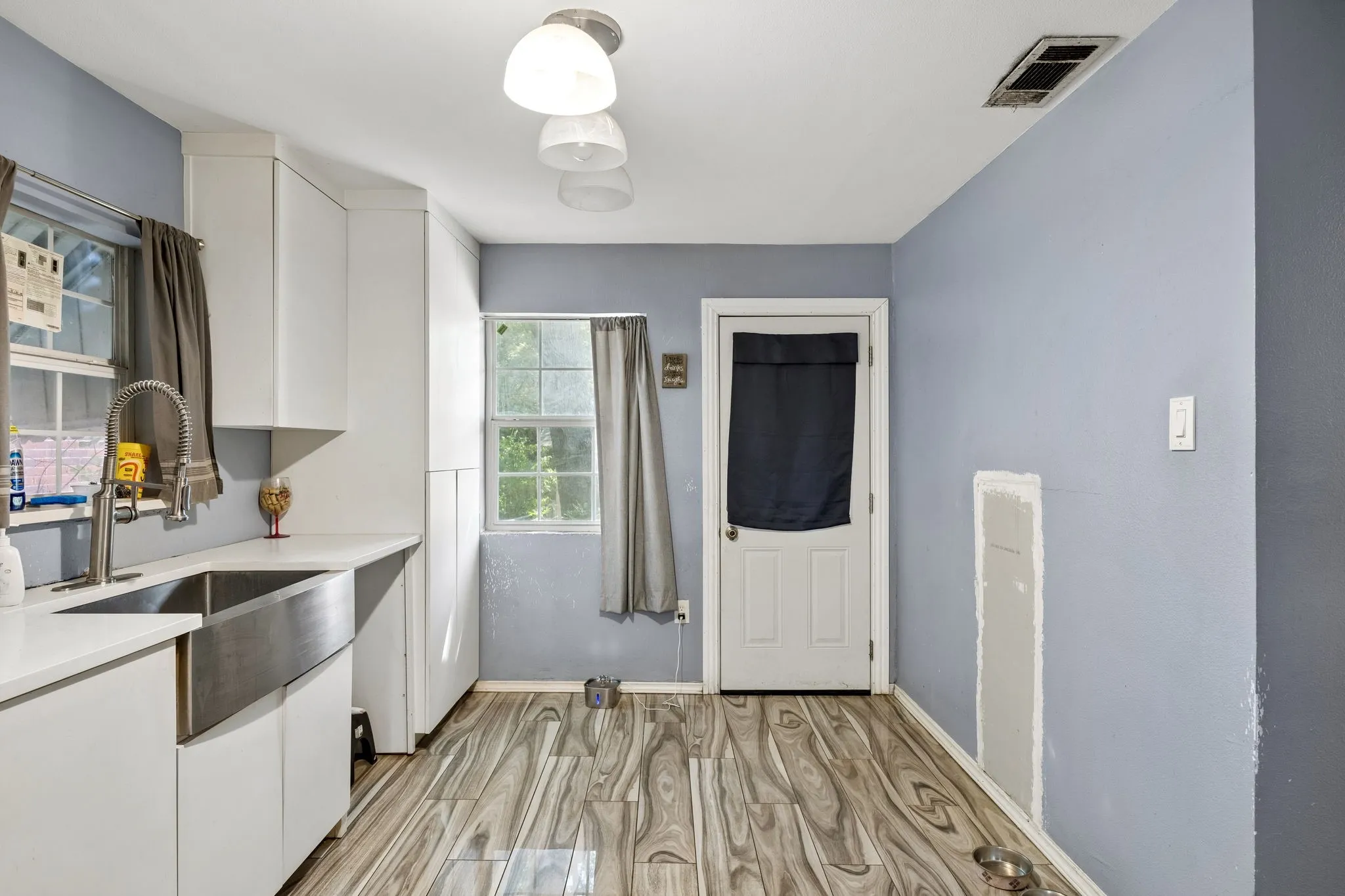 Single Family Residence For Sale in Dallas County , 1108 S Edgefield Avenue, Dallas, Texas 75208, 2 Bedroom, 1 Bathroom, Garage spaces, 1,123 Sqft, built in 1951, mls#21386100, Real Estate Agent in Dallas, Homes For Sale in Dallas county, Homes For Sale in Dallas, Realtor in Dallas Texas, Real Estate Brokerage Independent Realty Texas, Luminita Cordes Realtor