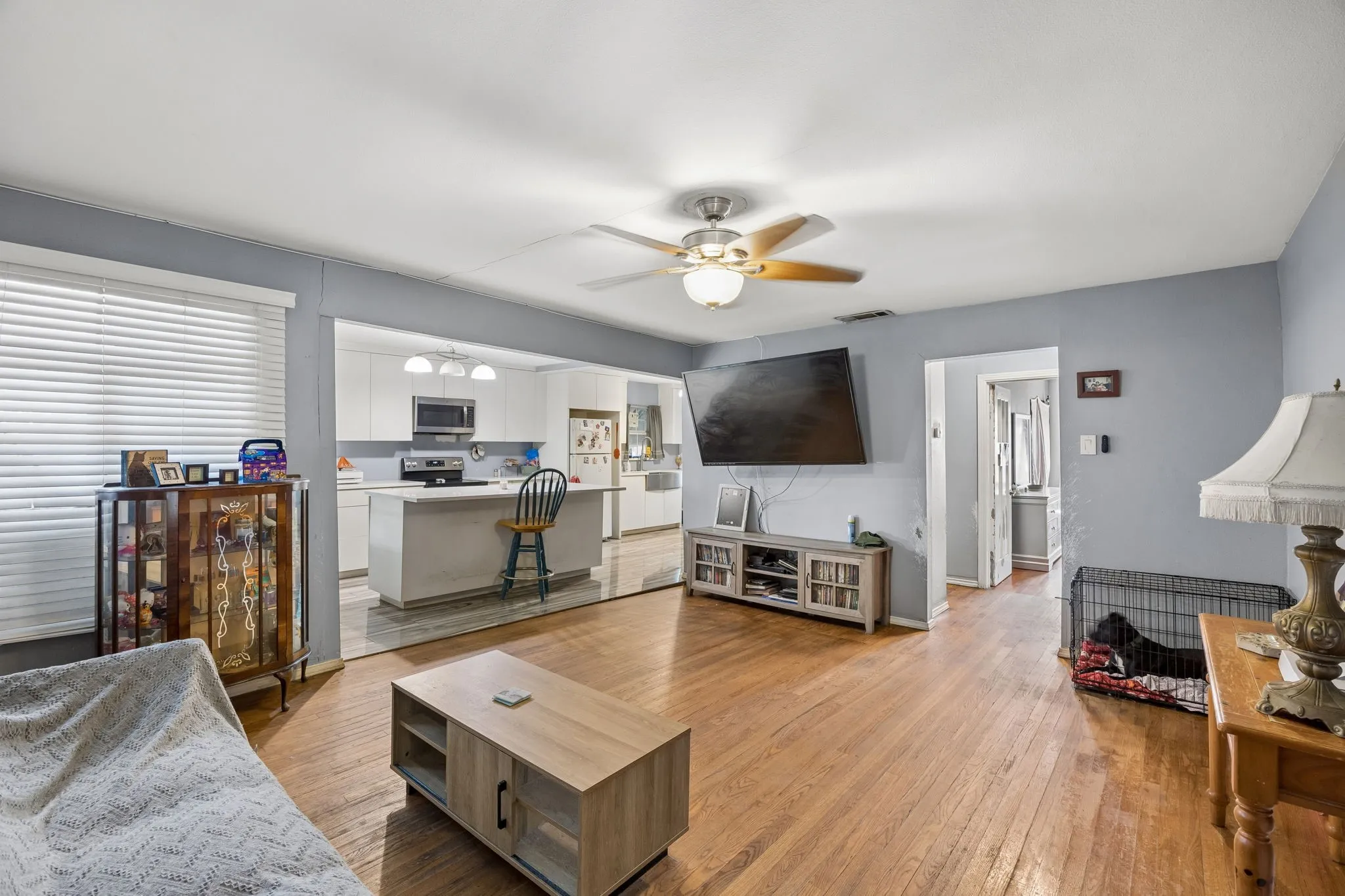 Single Family Residence For Sale in Dallas County , 1108 S Edgefield Avenue, Dallas, Texas 75208, 2 Bedroom, 1 Bathroom, Garage spaces, 1,123 Sqft, built in 1951, mls#21386100, Real Estate Agent in Dallas, Homes For Sale in Dallas county, Homes For Sale in Dallas, Realtor in Dallas Texas, Real Estate Brokerage Independent Realty Texas, Luminita Cordes Realtor