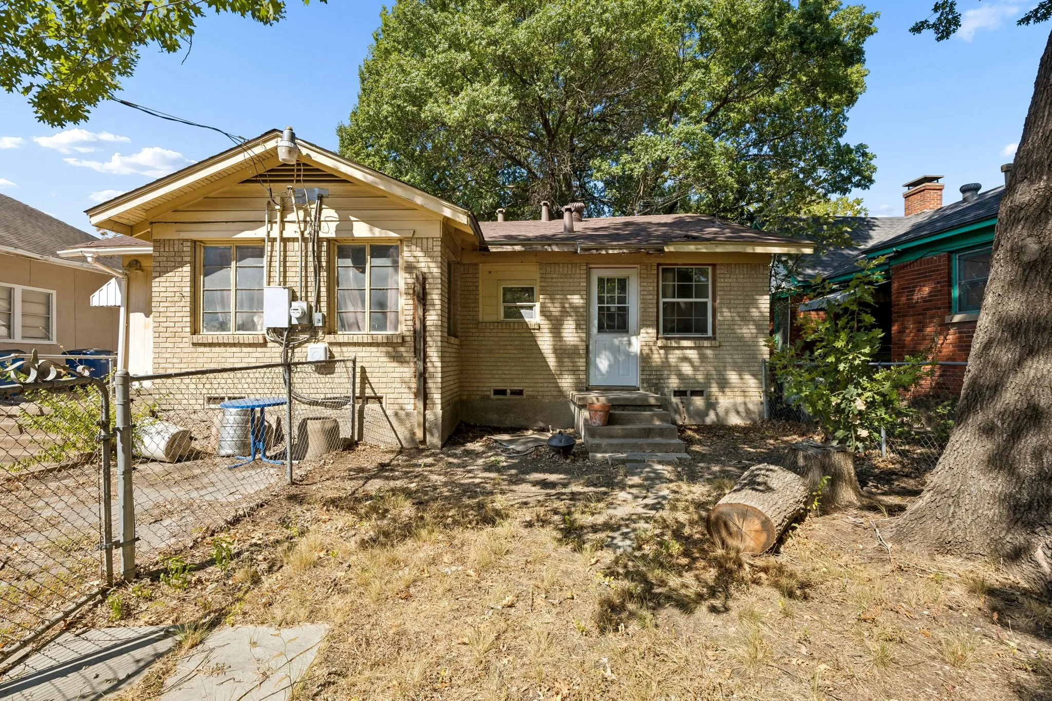 Single Family Residence For Sale in Dallas County , 1108 S Edgefield Avenue, Dallas, Texas 75208, 2 Bedroom, 1 Bathroom, Garage spaces, 1,123 Sqft, built in 1951, mls#21386100, Real Estate Agent in Dallas, Homes For Sale in Dallas county, Homes For Sale in Dallas, Realtor in Dallas Texas, Real Estate Brokerage Independent Realty Texas, Luminita Cordes Realtor