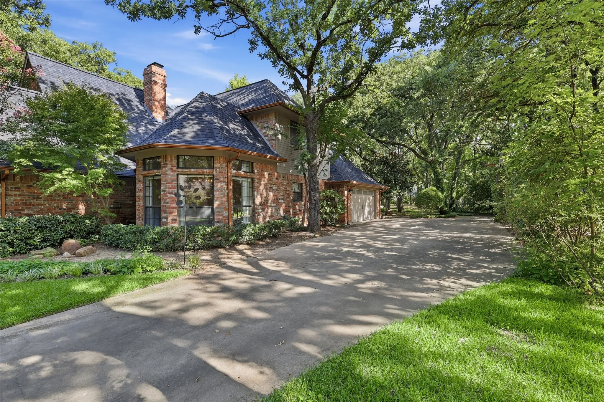 Large driveway with plenty of parking