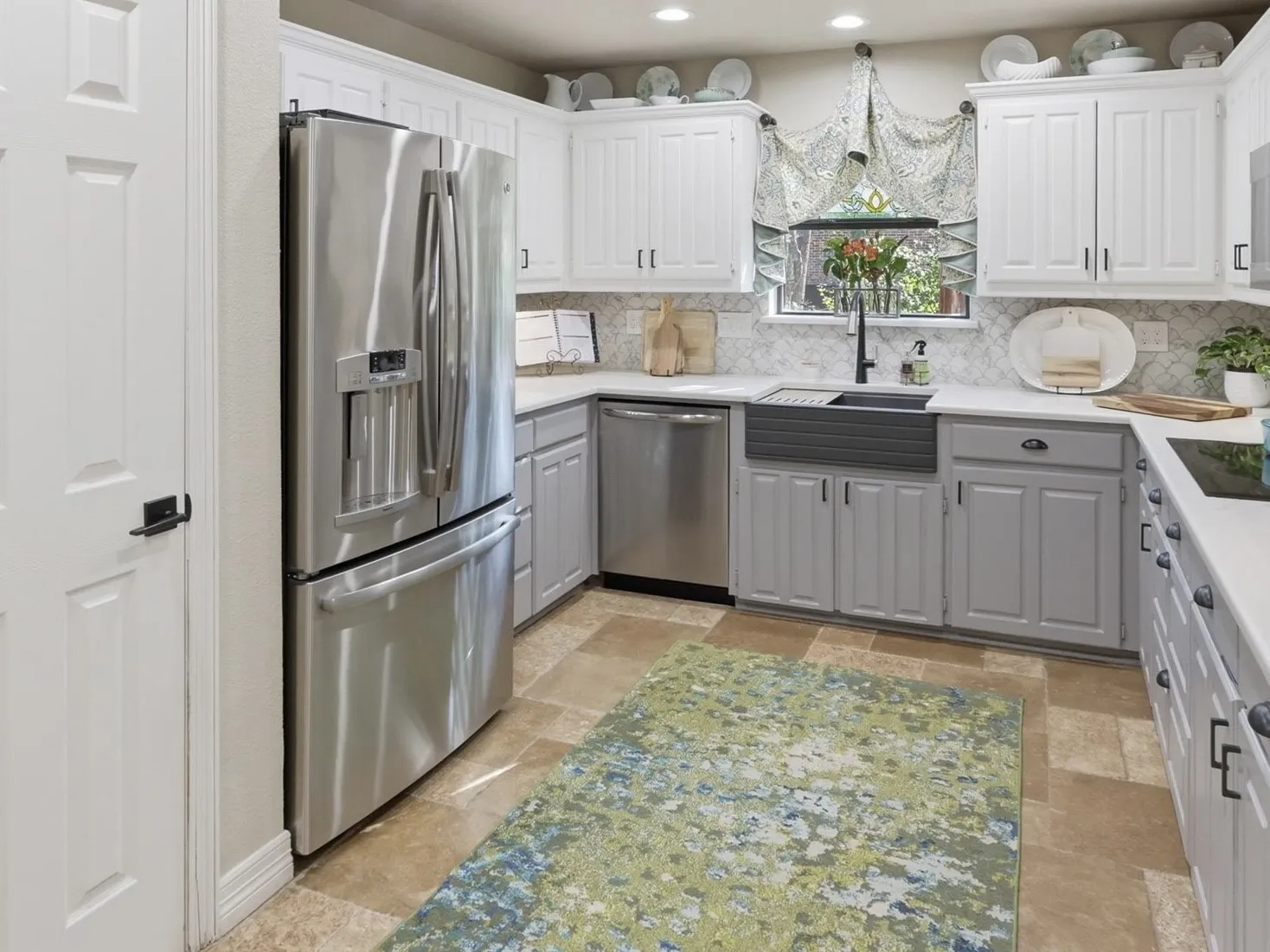 Beautifully appointed kitchen