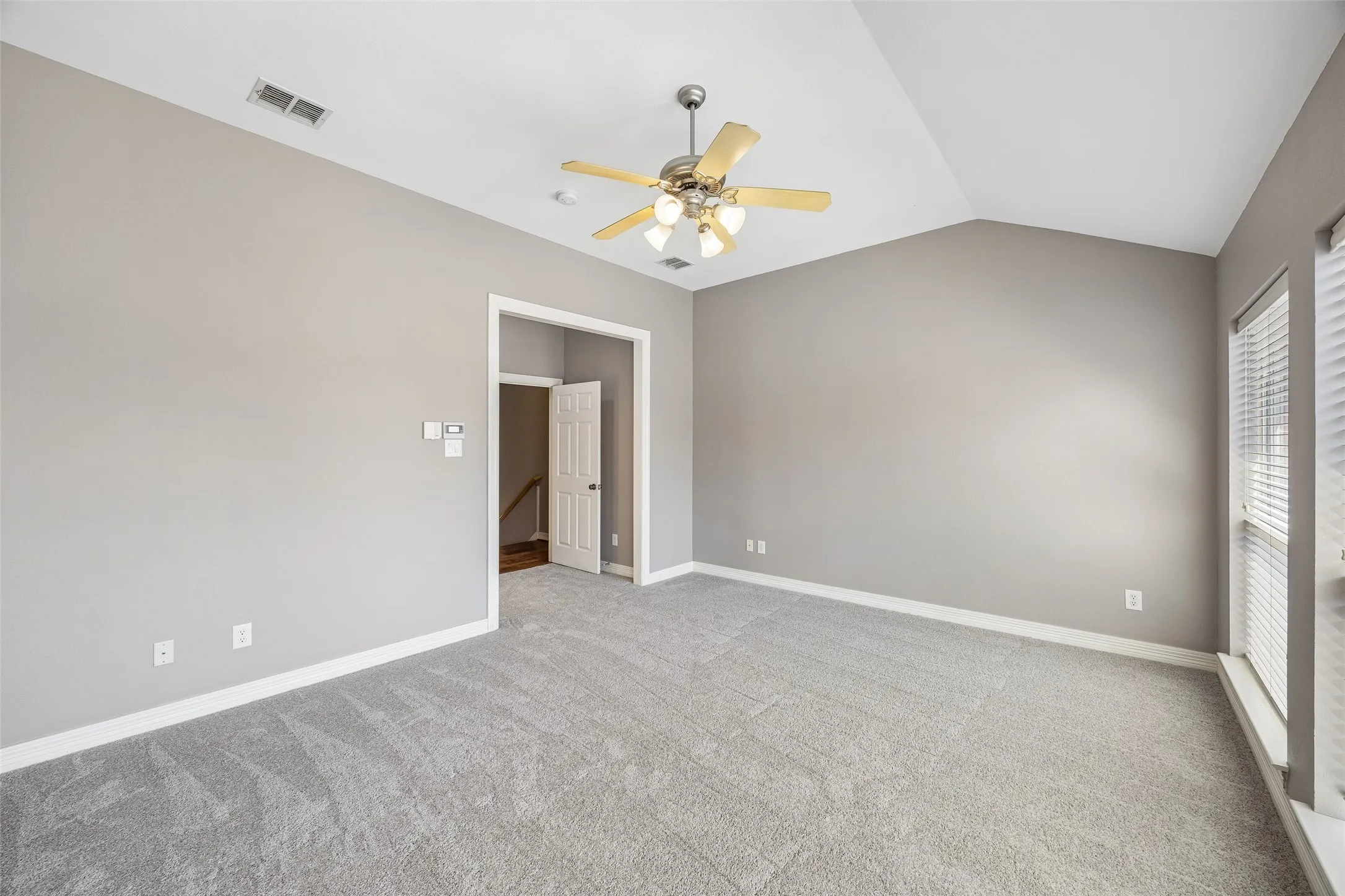 Townhouse For Rent in Dallas County , 3943 N Hall Street, Dallas, Texas 75219, 3 Bedroom, 4 Bathroom, 2 Garage spaces, 2,735 Sqft, built in 2001, mls#21389036, Real Estate Agent in Dallas, Homes For Rent in Dallas county, Homes For Rent in Dallas, Realtor in Dallas Texas, Real Estate Brokerage Independent Realty Texas, Luminita Cordes Realtor