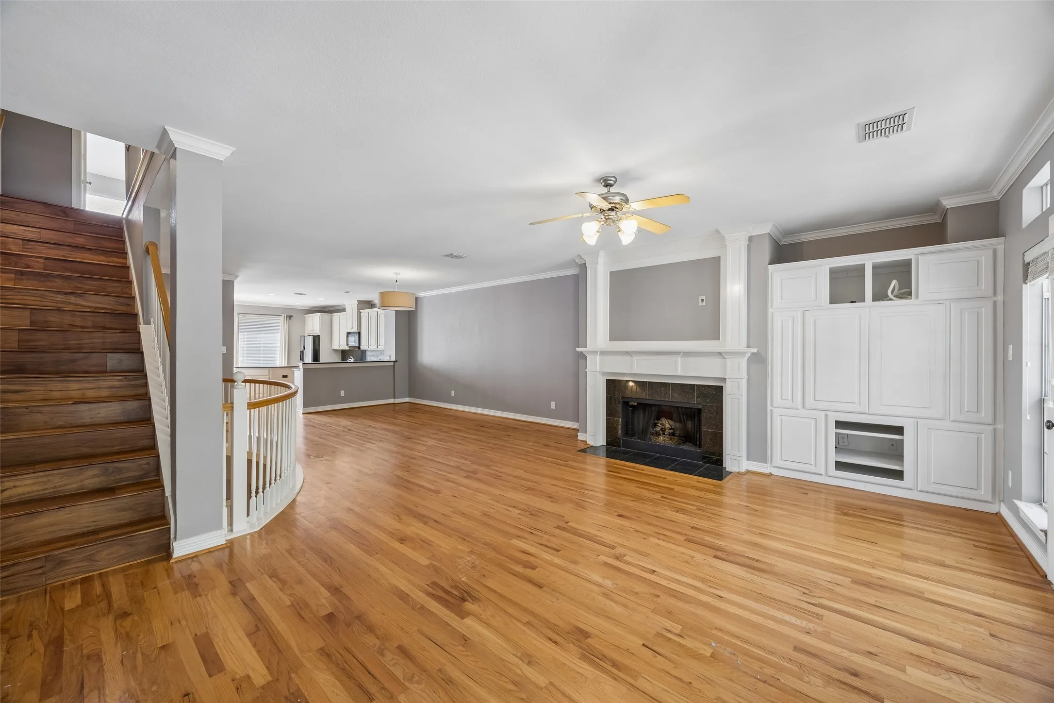 Townhouse For Rent in Dallas County , 3943 N Hall Street, Dallas, Texas 75219, 3 Bedroom, 4 Bathroom, 2 Garage spaces, 2,735 Sqft, built in 2001, mls#21389036, Real Estate Agent in Dallas, Homes For Rent in Dallas county, Homes For Rent in Dallas, Realtor in Dallas Texas, Real Estate Brokerage Independent Realty Texas, Luminita Cordes Realtor