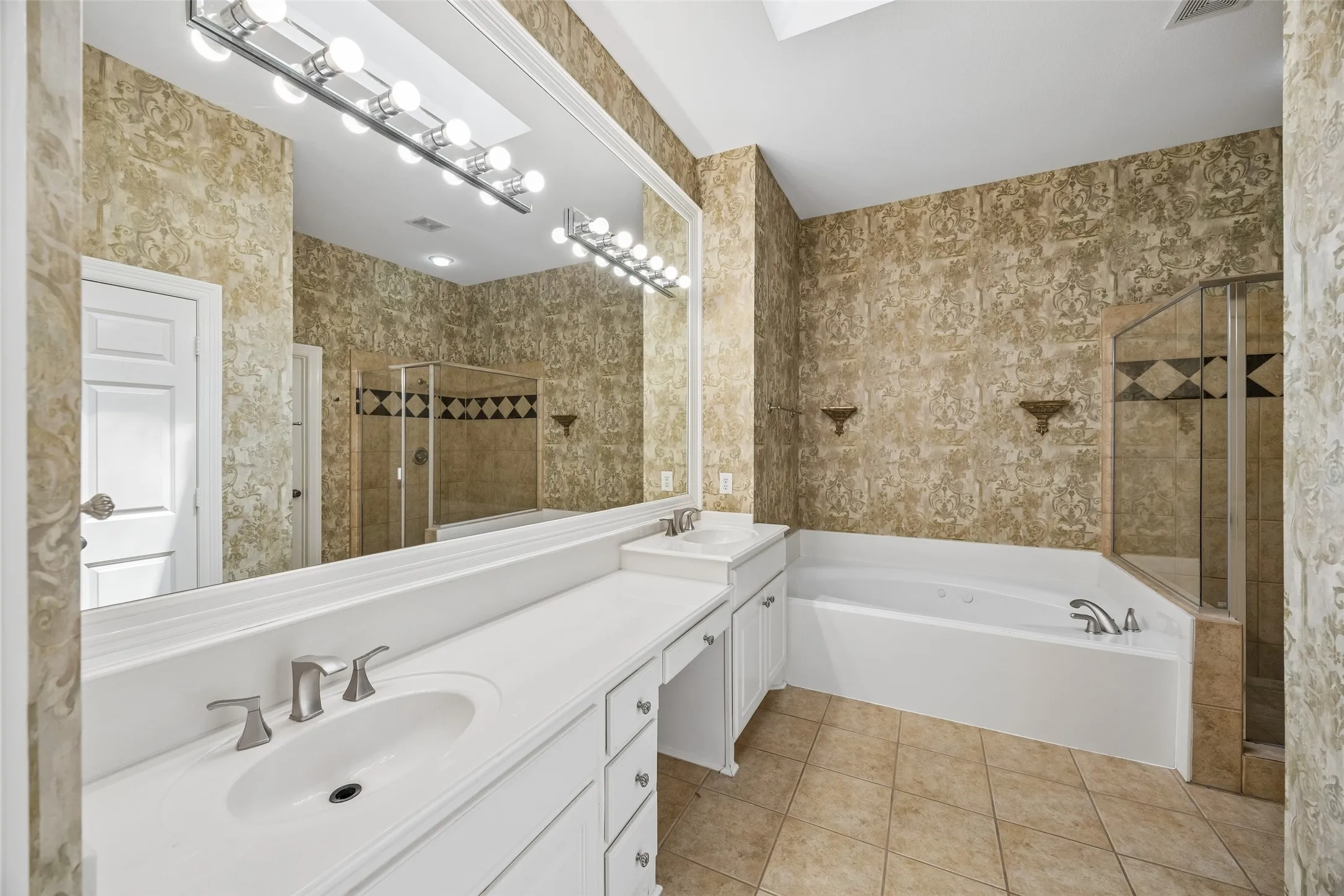 Townhouse For Rent in Dallas County , 3943 N Hall Street, Dallas, Texas 75219, 3 Bedroom, 4 Bathroom, 2 Garage spaces, 2,735 Sqft, built in 2001, mls#21389036, Real Estate Agent in Dallas, Homes For Rent in Dallas county, Homes For Rent in Dallas, Realtor in Dallas Texas, Real Estate Brokerage Independent Realty Texas, Luminita Cordes Realtor