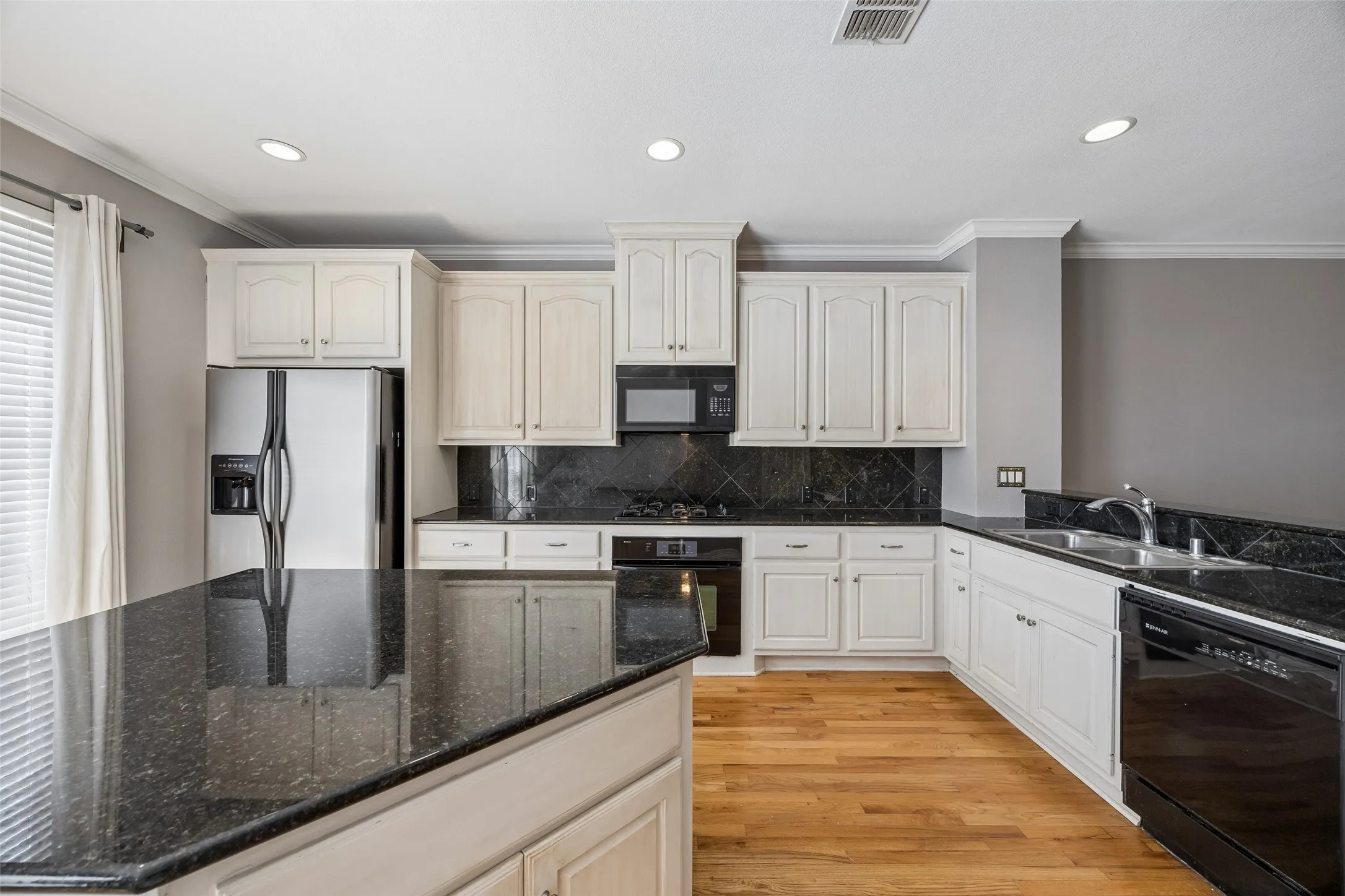 Townhouse For Rent in Dallas County , 3943 N Hall Street, Dallas, Texas 75219, 3 Bedroom, 4 Bathroom, 2 Garage spaces, 2,735 Sqft, built in 2001, mls#21389036, Real Estate Agent in Dallas, Homes For Rent in Dallas county, Homes For Rent in Dallas, Realtor in Dallas Texas, Real Estate Brokerage Independent Realty Texas, Luminita Cordes Realtor