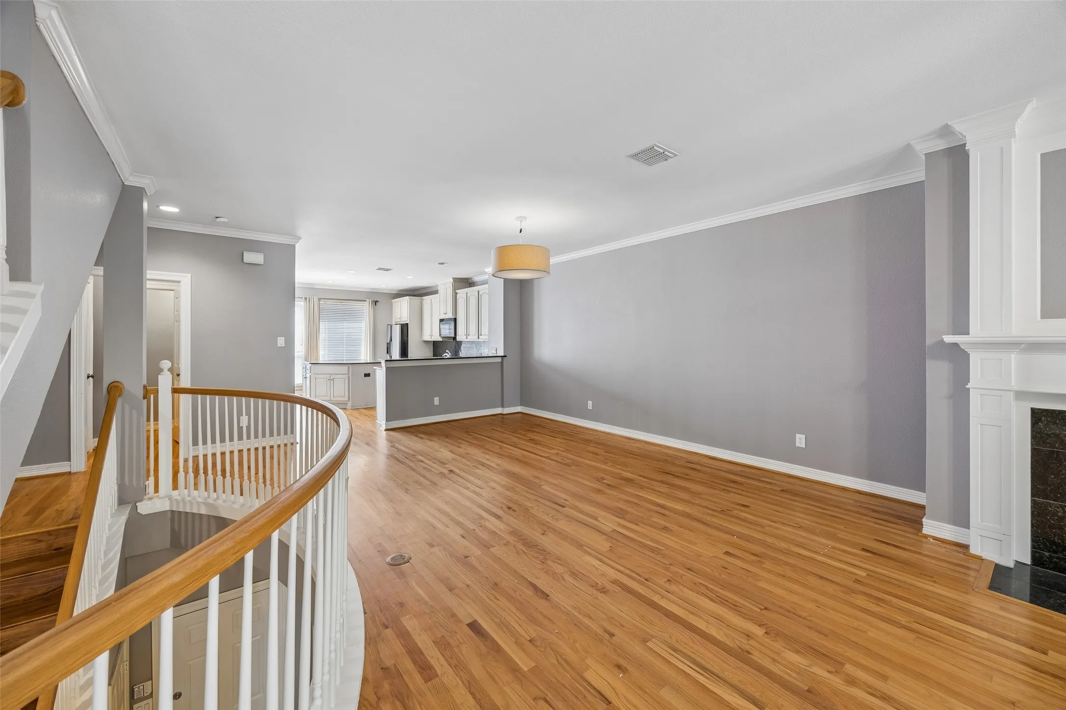 Townhouse For Rent in Dallas County , 3943 N Hall Street, Dallas, Texas 75219, 3 Bedroom, 4 Bathroom, 2 Garage spaces, 2,735 Sqft, built in 2001, mls#21389036, Real Estate Agent in Dallas, Homes For Rent in Dallas county, Homes For Rent in Dallas, Realtor in Dallas Texas, Real Estate Brokerage Independent Realty Texas, Luminita Cordes Realtor