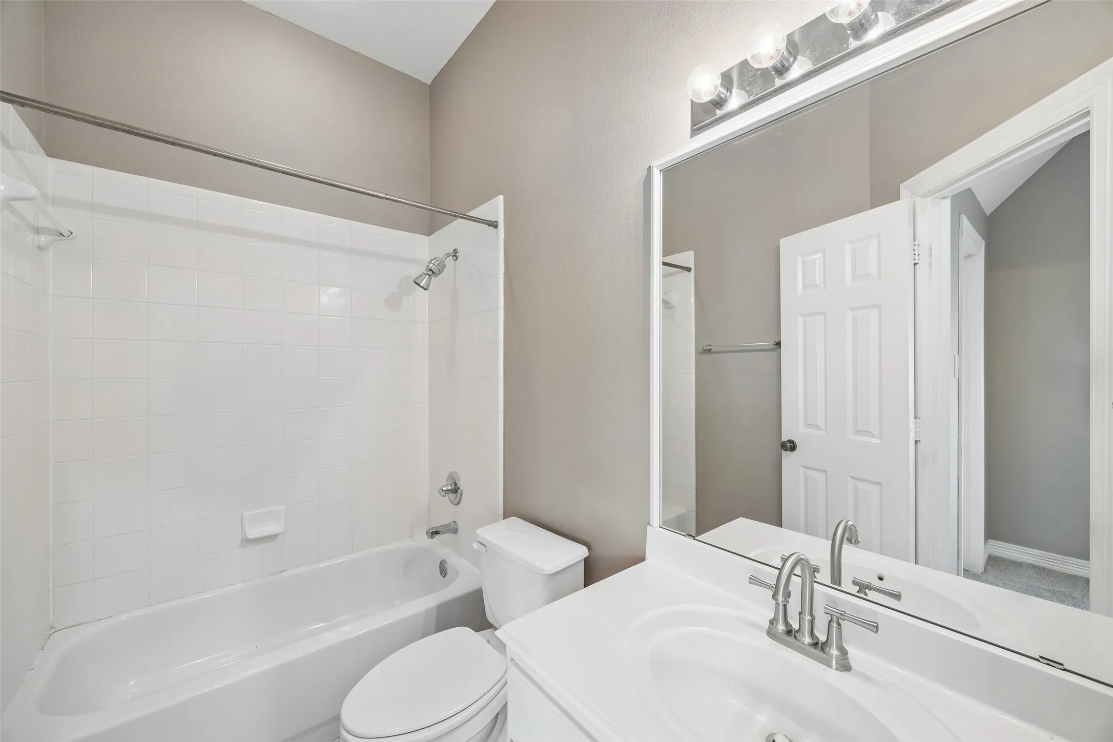 Townhouse For Rent in Dallas County , 3943 N Hall Street, Dallas, Texas 75219, 3 Bedroom, 4 Bathroom, 2 Garage spaces, 2,735 Sqft, built in 2001, mls#21389036, Real Estate Agent in Dallas, Homes For Rent in Dallas county, Homes For Rent in Dallas, Realtor in Dallas Texas, Real Estate Brokerage Independent Realty Texas, Luminita Cordes Realtor