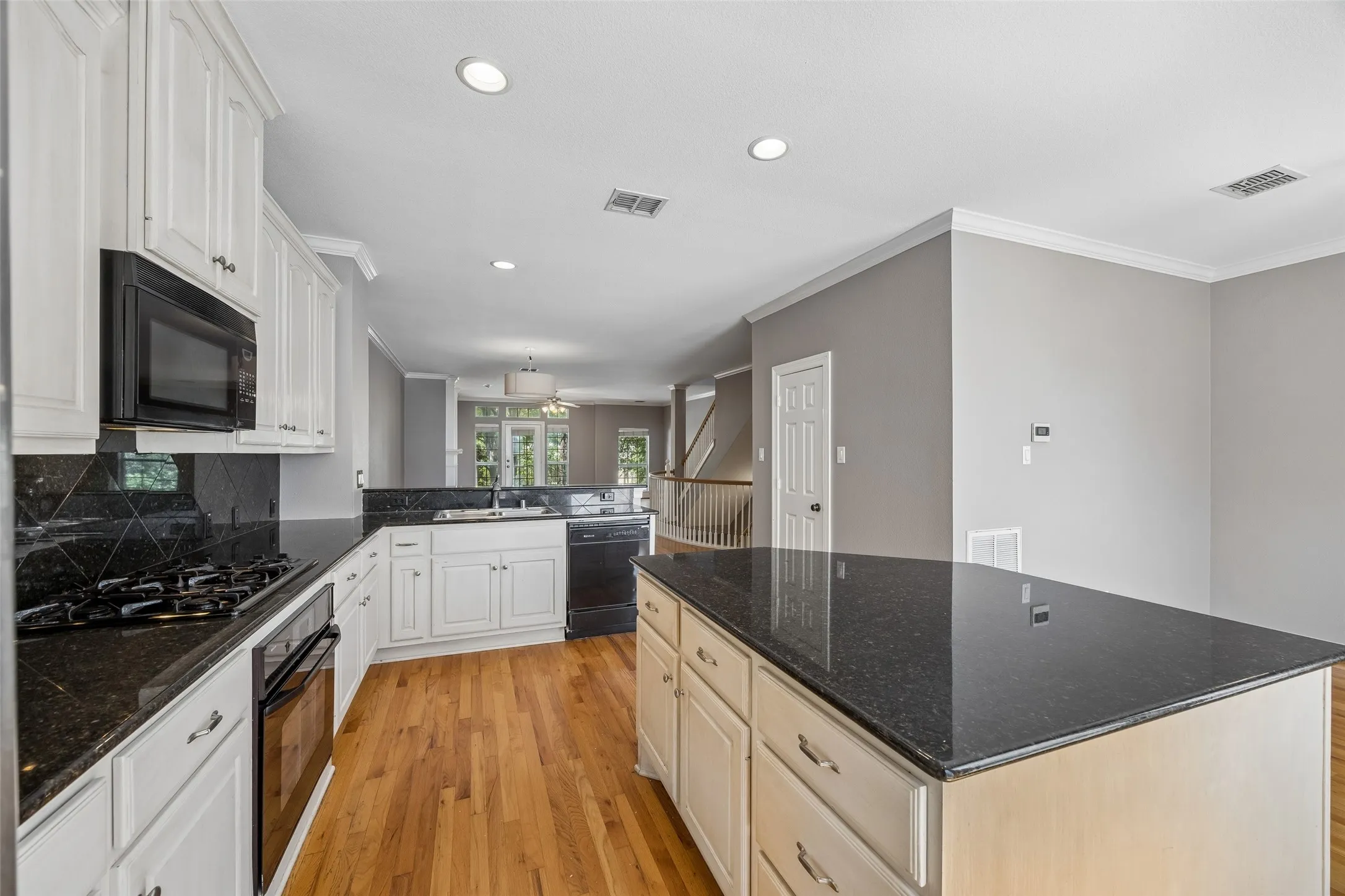 Townhouse For Rent in Dallas County , 3943 N Hall Street, Dallas, Texas 75219, 3 Bedroom, 4 Bathroom, 2 Garage spaces, 2,735 Sqft, built in 2001, mls#21389036, Real Estate Agent in Dallas, Homes For Rent in Dallas county, Homes For Rent in Dallas, Realtor in Dallas Texas, Real Estate Brokerage Independent Realty Texas, Luminita Cordes Realtor