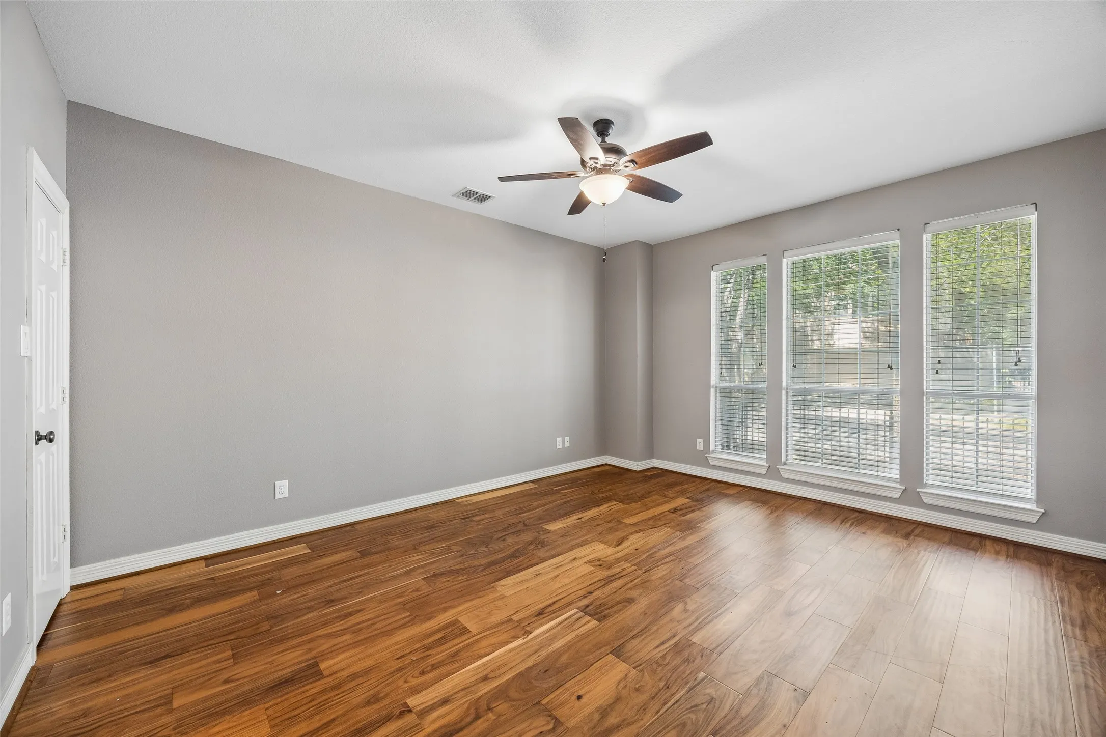 Townhouse For Rent in Dallas County , 3943 N Hall Street, Dallas, Texas 75219, 3 Bedroom, 4 Bathroom, 2 Garage spaces, 2,735 Sqft, built in 2001, mls#21389036, Real Estate Agent in Dallas, Homes For Rent in Dallas county, Homes For Rent in Dallas, Realtor in Dallas Texas, Real Estate Brokerage Independent Realty Texas, Luminita Cordes Realtor