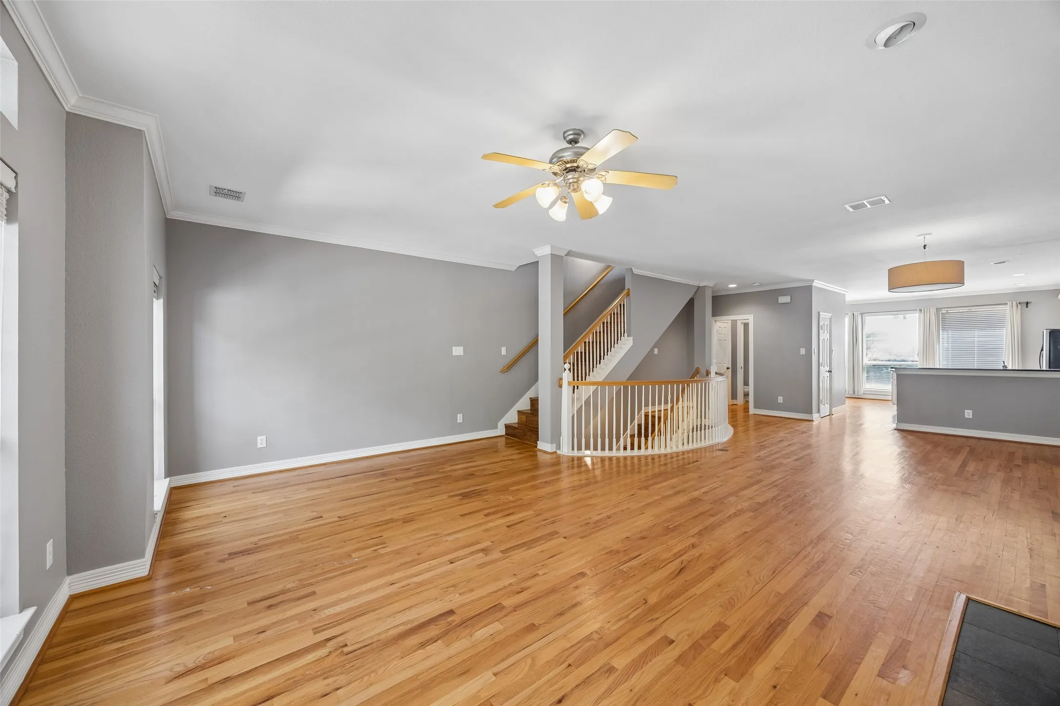 Townhouse For Rent in Dallas County , 3943 N Hall Street, Dallas, Texas 75219, 3 Bedroom, 4 Bathroom, 2 Garage spaces, 2,735 Sqft, built in 2001, mls#21389036, Real Estate Agent in Dallas, Homes For Rent in Dallas county, Homes For Rent in Dallas, Realtor in Dallas Texas, Real Estate Brokerage Independent Realty Texas, Luminita Cordes Realtor