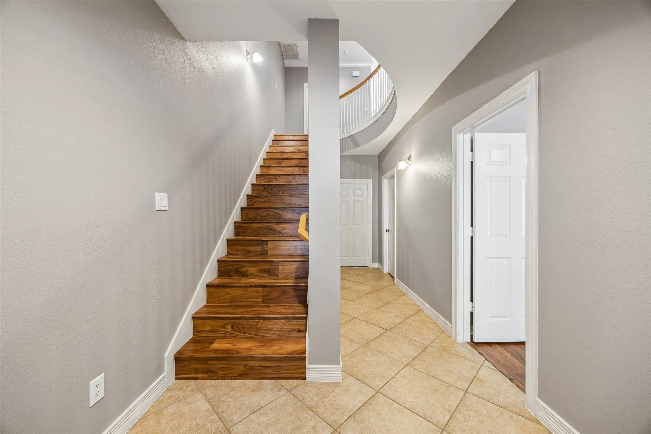 Townhouse For Rent in Dallas County , 3943 N Hall Street, Dallas, Texas 75219, 3 Bedroom, 4 Bathroom, 2 Garage spaces, 2,735 Sqft, built in 2001, mls#21389036, Real Estate Agent in Dallas, Homes For Rent in Dallas county, Homes For Rent in Dallas, Realtor in Dallas Texas, Real Estate Brokerage Independent Realty Texas, Luminita Cordes Realtor