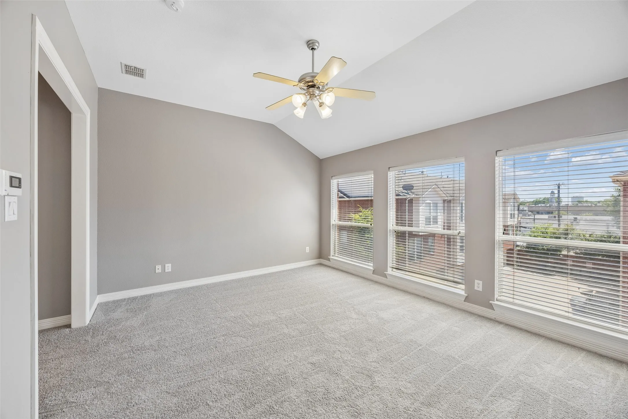Townhouse For Rent in Dallas County , 3943 N Hall Street, Dallas, Texas 75219, 3 Bedroom, 4 Bathroom, 2 Garage spaces, 2,735 Sqft, built in 2001, mls#21389036, Real Estate Agent in Dallas, Homes For Rent in Dallas county, Homes For Rent in Dallas, Realtor in Dallas Texas, Real Estate Brokerage Independent Realty Texas, Luminita Cordes Realtor