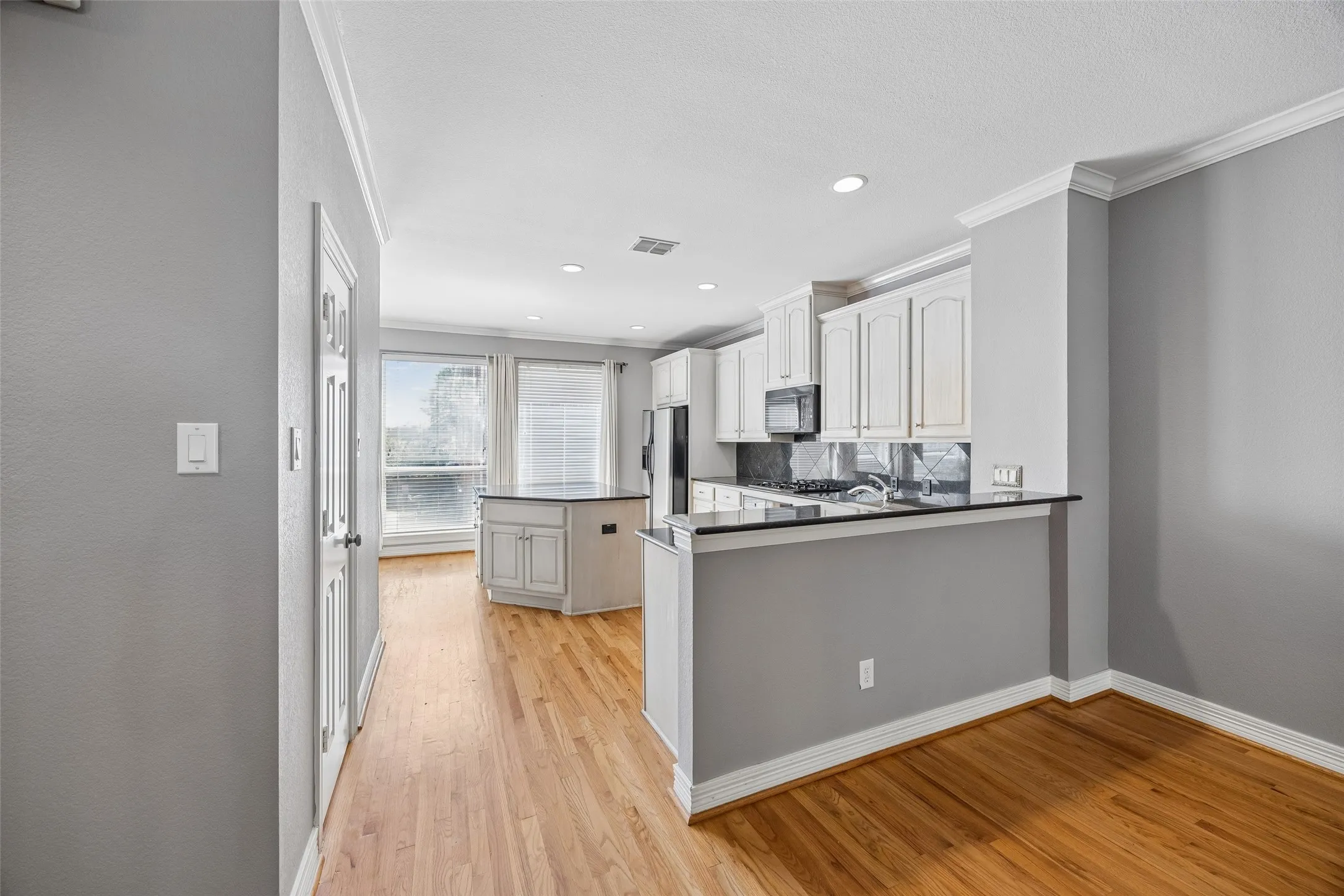 Townhouse For Rent in Dallas County , 3943 N Hall Street, Dallas, Texas 75219, 3 Bedroom, 4 Bathroom, 2 Garage spaces, 2,735 Sqft, built in 2001, mls#21389036, Real Estate Agent in Dallas, Homes For Rent in Dallas county, Homes For Rent in Dallas, Realtor in Dallas Texas, Real Estate Brokerage Independent Realty Texas, Luminita Cordes Realtor