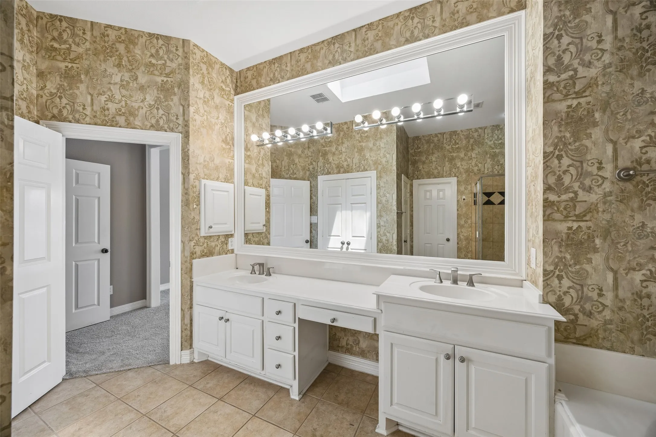Townhouse For Rent in Dallas County , 3943 N Hall Street, Dallas, Texas 75219, 3 Bedroom, 4 Bathroom, 2 Garage spaces, 2,735 Sqft, built in 2001, mls#21389036, Real Estate Agent in Dallas, Homes For Rent in Dallas county, Homes For Rent in Dallas, Realtor in Dallas Texas, Real Estate Brokerage Independent Realty Texas, Luminita Cordes Realtor