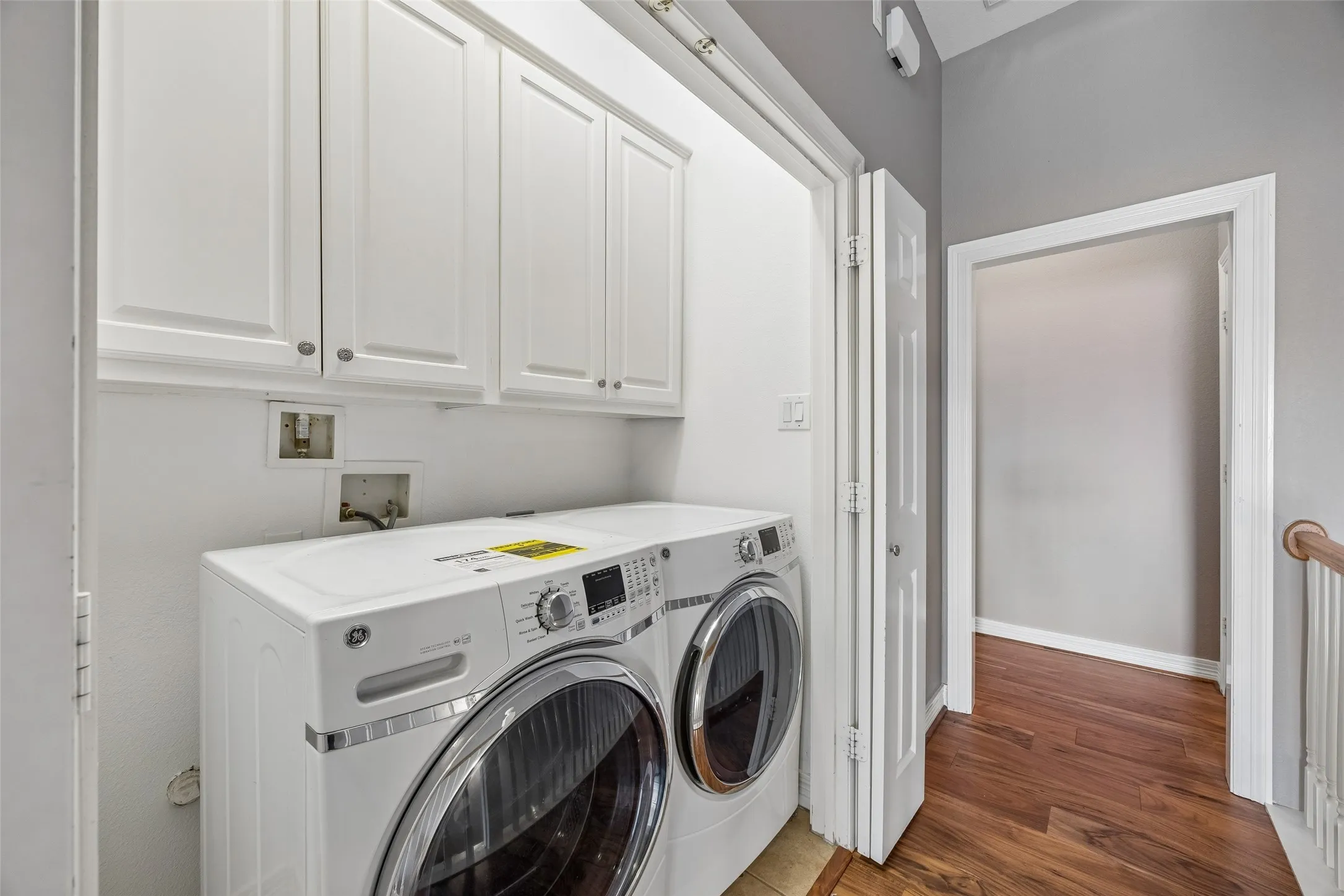 Townhouse For Rent in Dallas County , 3943 N Hall Street, Dallas, Texas 75219, 3 Bedroom, 4 Bathroom, 2 Garage spaces, 2,735 Sqft, built in 2001, mls#21389036, Real Estate Agent in Dallas, Homes For Rent in Dallas county, Homes For Rent in Dallas, Realtor in Dallas Texas, Real Estate Brokerage Independent Realty Texas, Luminita Cordes Realtor