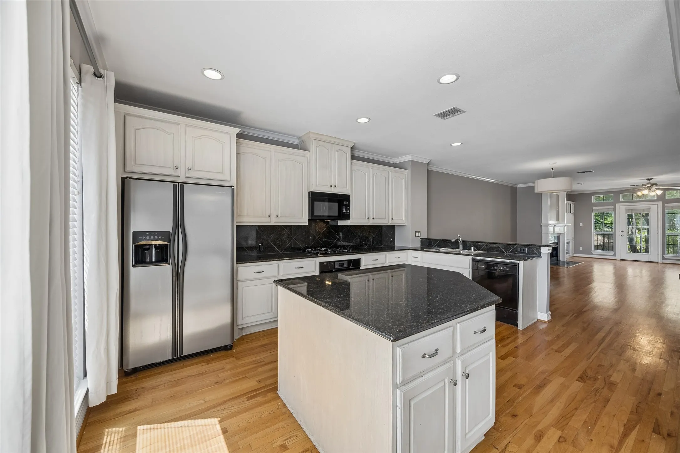 Townhouse For Rent in Dallas County , 3943 N Hall Street, Dallas, Texas 75219, 3 Bedroom, 4 Bathroom, 2 Garage spaces, 2,735 Sqft, built in 2001, mls#21389036, Real Estate Agent in Dallas, Homes For Rent in Dallas county, Homes For Rent in Dallas, Realtor in Dallas Texas, Real Estate Brokerage Independent Realty Texas, Luminita Cordes Realtor