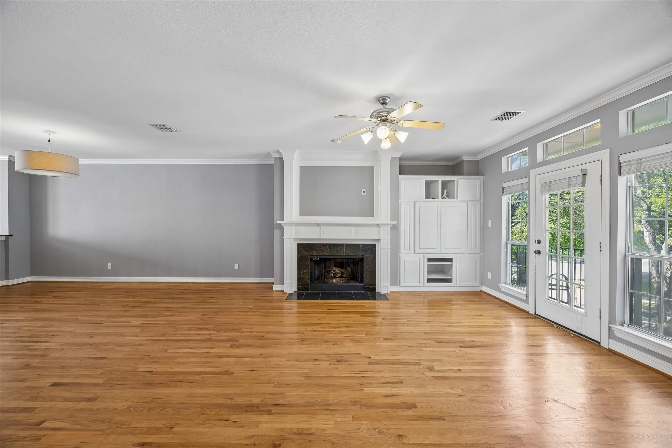 Townhouse For Rent in Dallas County , 3943 N Hall Street, Dallas, Texas 75219, 3 Bedroom, 4 Bathroom, 2 Garage spaces, 2,735 Sqft, built in 2001, mls#21389036, Real Estate Agent in Dallas, Homes For Rent in Dallas county, Homes For Rent in Dallas, Realtor in Dallas Texas, Real Estate Brokerage Independent Realty Texas, Luminita Cordes Realtor