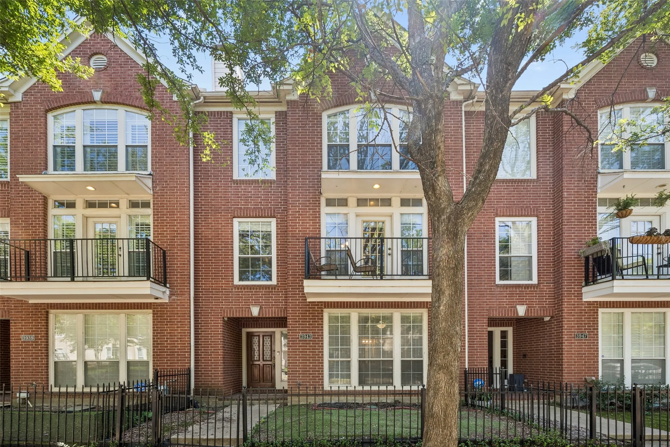 Townhouse For Rent in Dallas County , 3943 N Hall Street, Dallas, Texas 75219, 3 Bedroom, 4 Bathroom, 2 Garage spaces, 2,735 Sqft, built in 2001, mls#21389036, Real Estate Agent in Dallas, Homes For Rent in Dallas county, Homes For Rent in Dallas, Realtor in Dallas Texas, Real Estate Brokerage Independent Realty Texas, Luminita Cordes Realtor