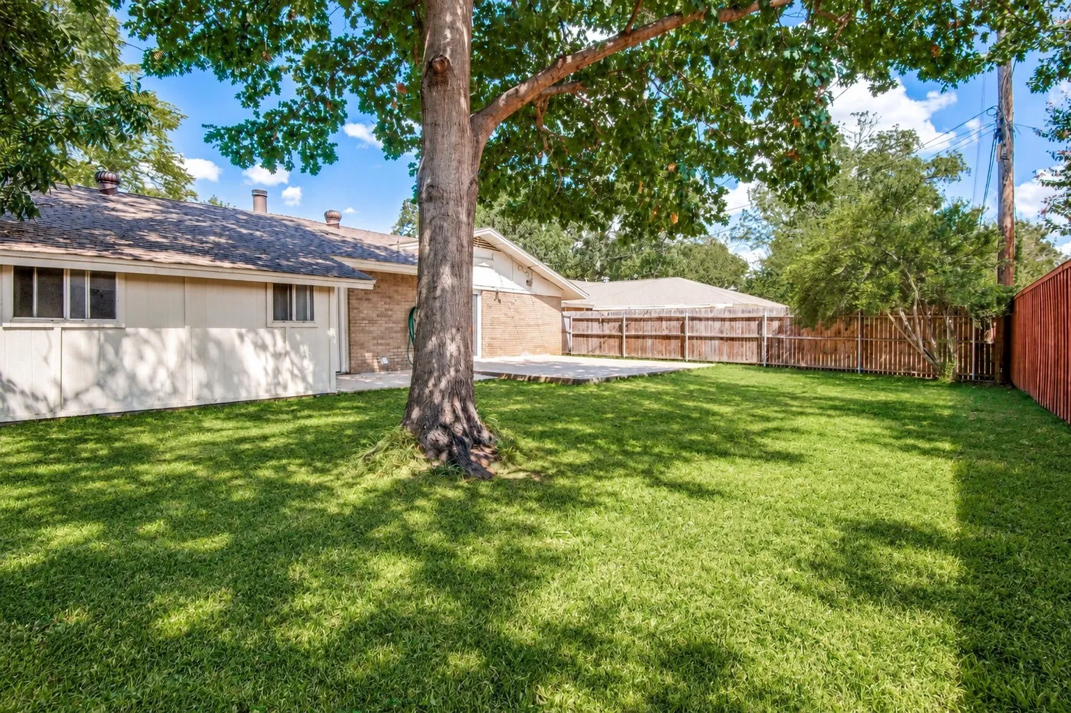Single Family Residence For Sale in Dallas County , 2218 Royal Oaks Drive, Irving, Texas 75060, 3 Bedroom, 2 Bathroom, 2 Garage spaces, 1,407 Sqft, built in 1961, mls#21384057, Real Estate Agent in Irving, Homes For Sale in Dallas county, Homes For Sale in Irving, Realtor in Irving Texas, Real Estate Brokerage Independent Realty Texas, Luminita Cordes Realtor