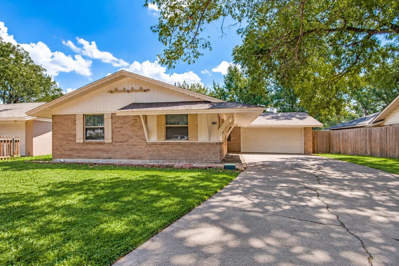Single Family Residence For Sale in Dallas County , 2218 Royal Oaks Drive, Irving, Texas 75060, 3 Bedroom, 2 Bathroom, 2 Garage spaces, 1,407 Sqft, built in 1961, mls#21384057, Real Estate Agent in Irving, Homes For Sale in Dallas county, Homes For Sale in Irving, Realtor in Irving Texas, Real Estate Brokerage Independent Realty Texas, Luminita Cordes Realtor