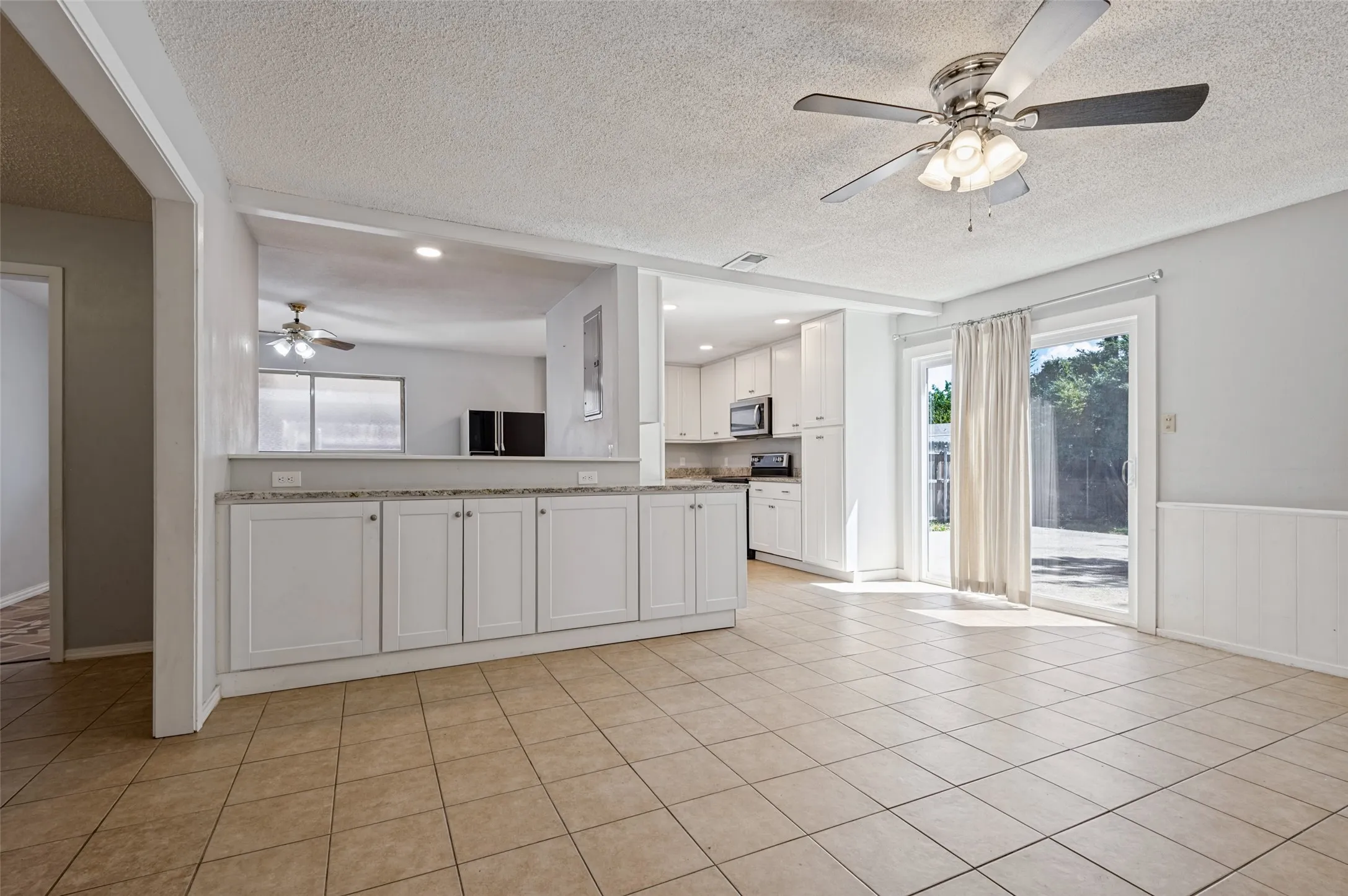 Single Family Residence For Sale in Dallas County , 2218 Royal Oaks Drive, Irving, Texas 75060, 3 Bedroom, 2 Bathroom, 2 Garage spaces, 1,407 Sqft, built in 1961, mls#21384057, Real Estate Agent in Irving, Homes For Sale in Dallas county, Homes For Sale in Irving, Realtor in Irving Texas, Real Estate Brokerage Independent Realty Texas, Luminita Cordes Realtor
