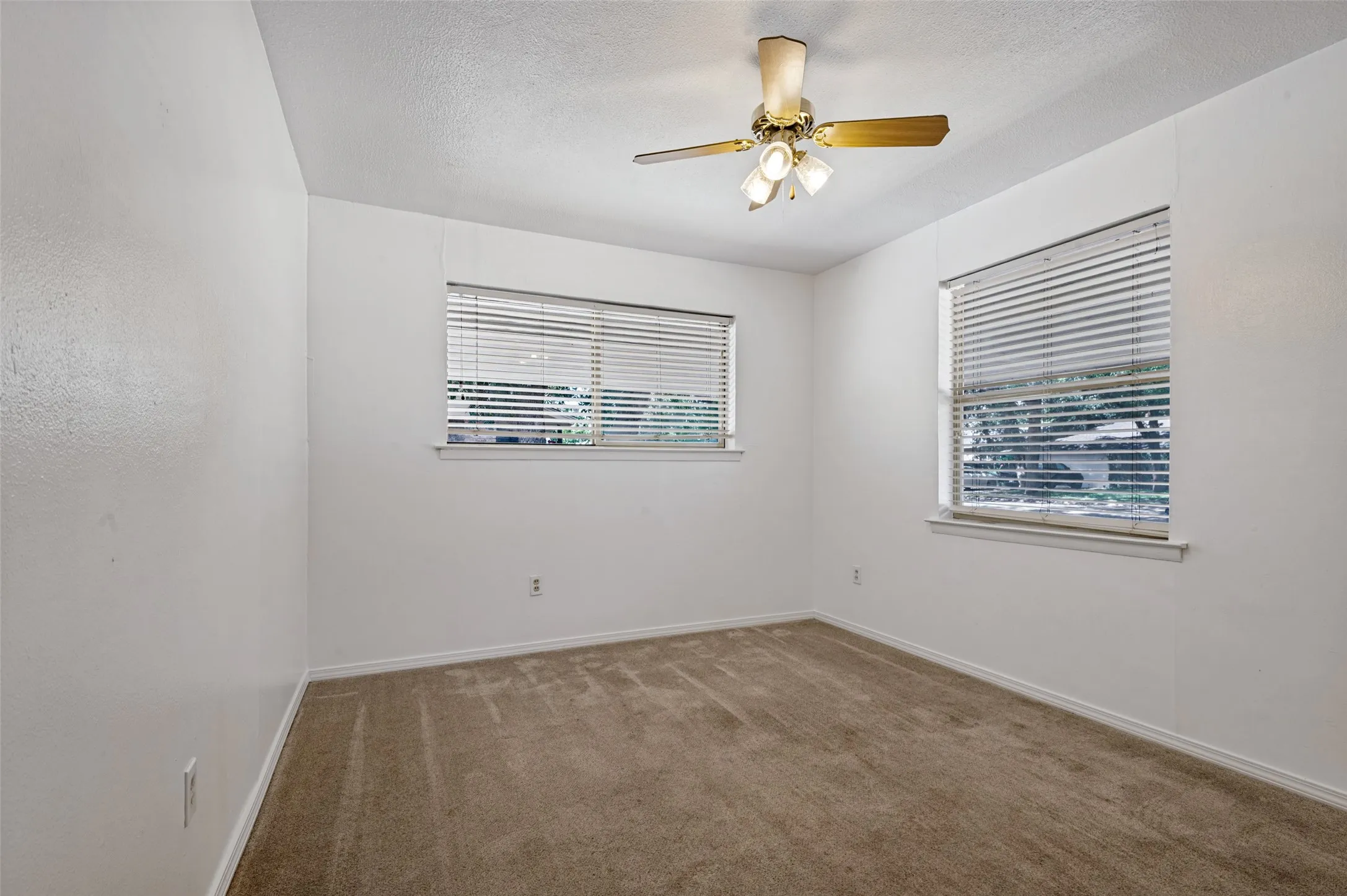 Single Family Residence For Sale in Dallas County , 2218 Royal Oaks Drive, Irving, Texas 75060, 3 Bedroom, 2 Bathroom, 2 Garage spaces, 1,407 Sqft, built in 1961, mls#21384057, Real Estate Agent in Irving, Homes For Sale in Dallas county, Homes For Sale in Irving, Realtor in Irving Texas, Real Estate Brokerage Independent Realty Texas, Luminita Cordes Realtor