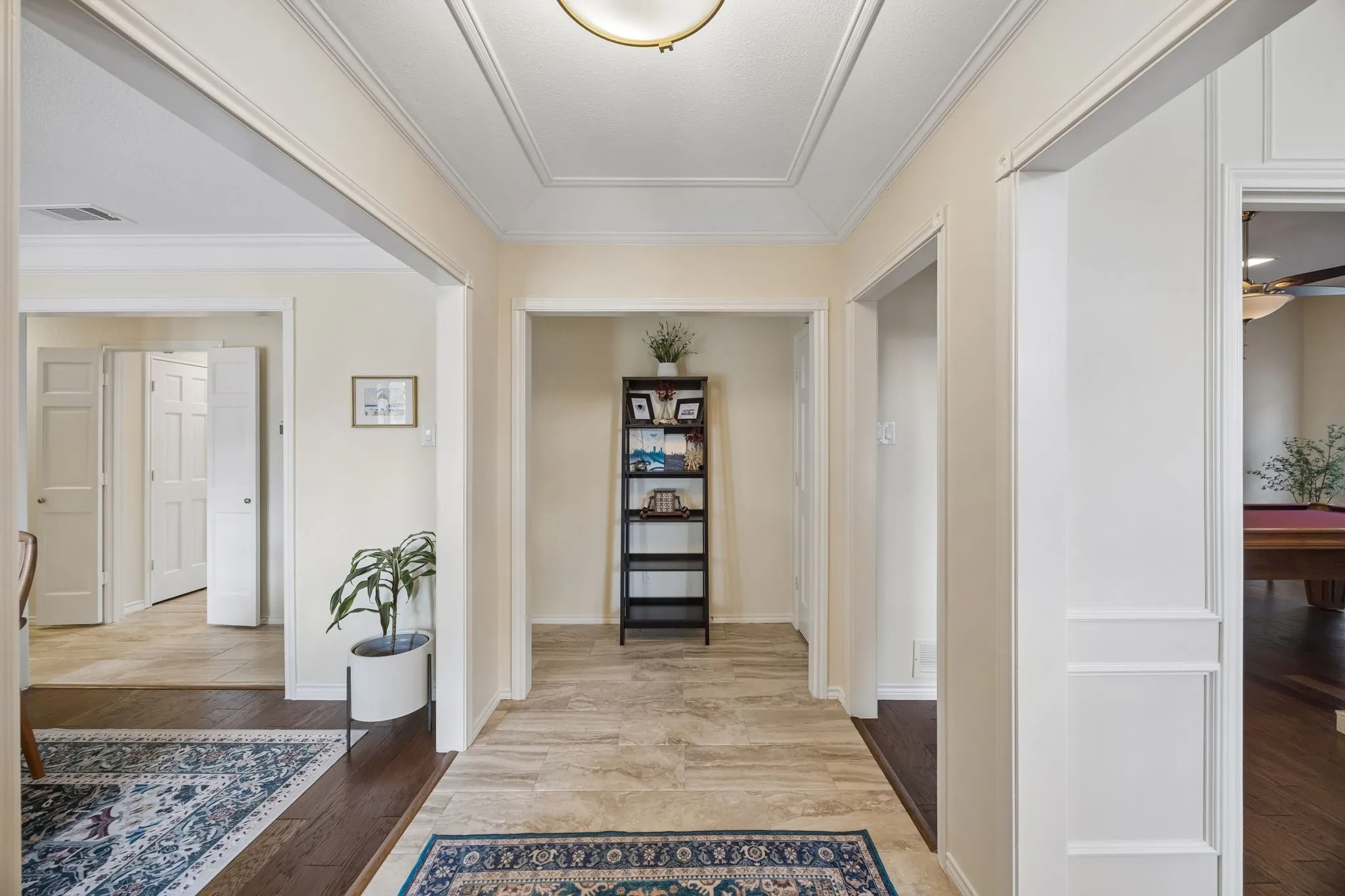 1549 Bamburgh huge and open foyer