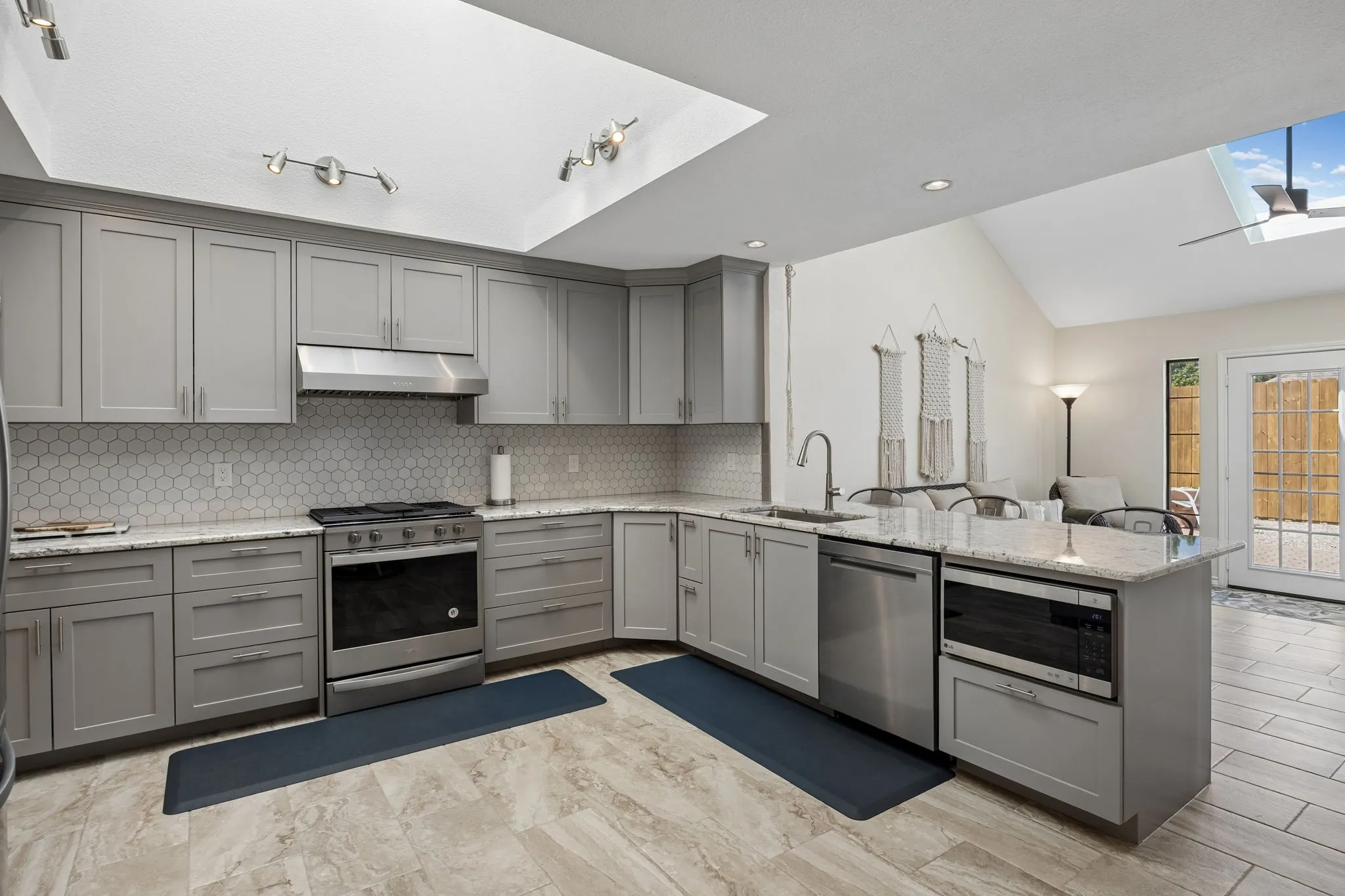 1549 Bamburgh super open kitchen