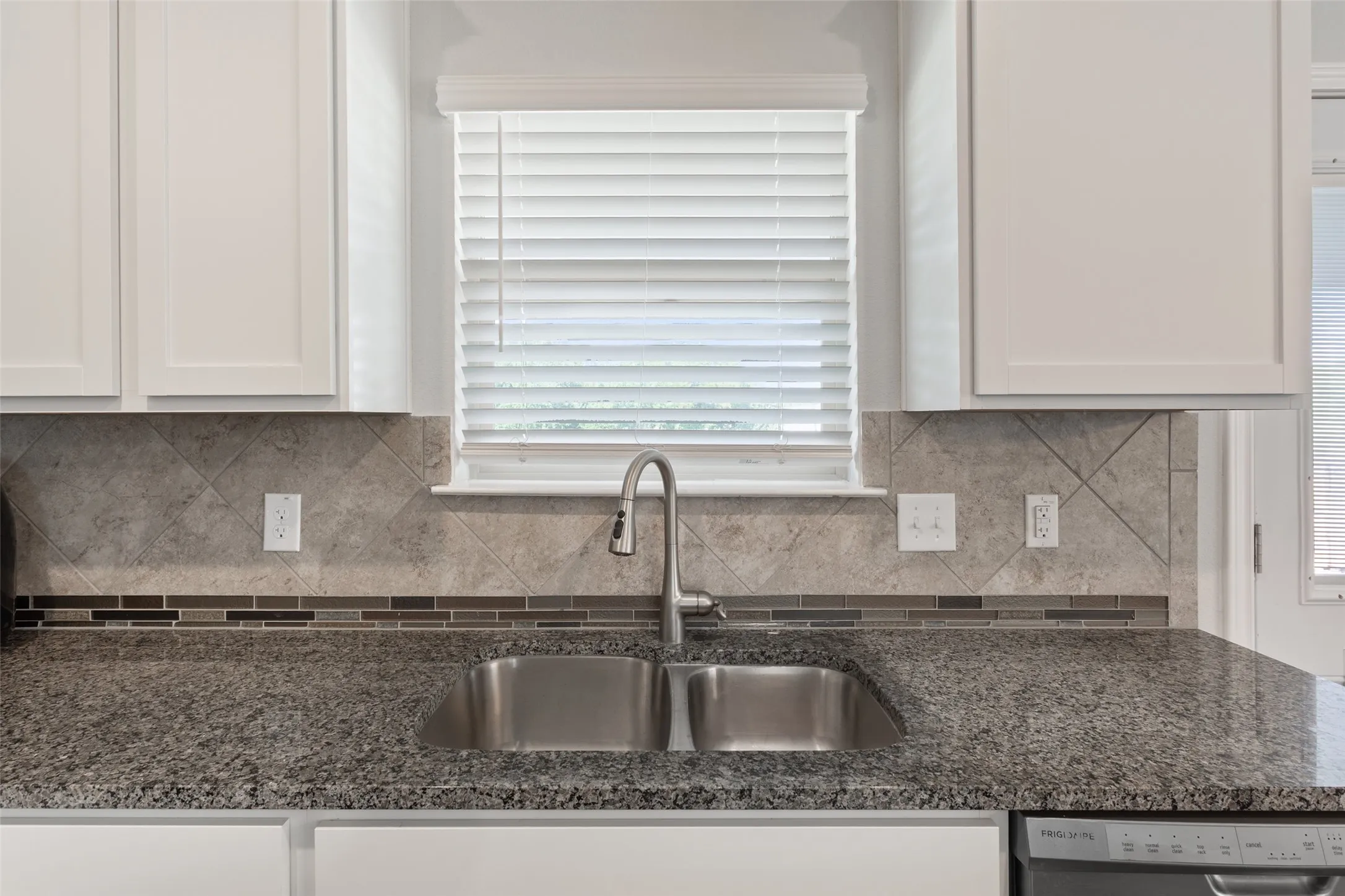 Single Family Residence For Sale in Bell County , 9007 Everly Drive, Killeen, Texas 76542, 3 Bedroom, 2 Bathroom, 2 Garage spaces, 2,086 Sqft, built in 2019, mls#21378724, Real Estate Agent in Killeen, Homes For Sale in Bell county, Homes For Sale in Killeen, Realtor in Killeen Texas, Real Estate Brokerage Independent Realty Texas, Luminita Cordes Realtor