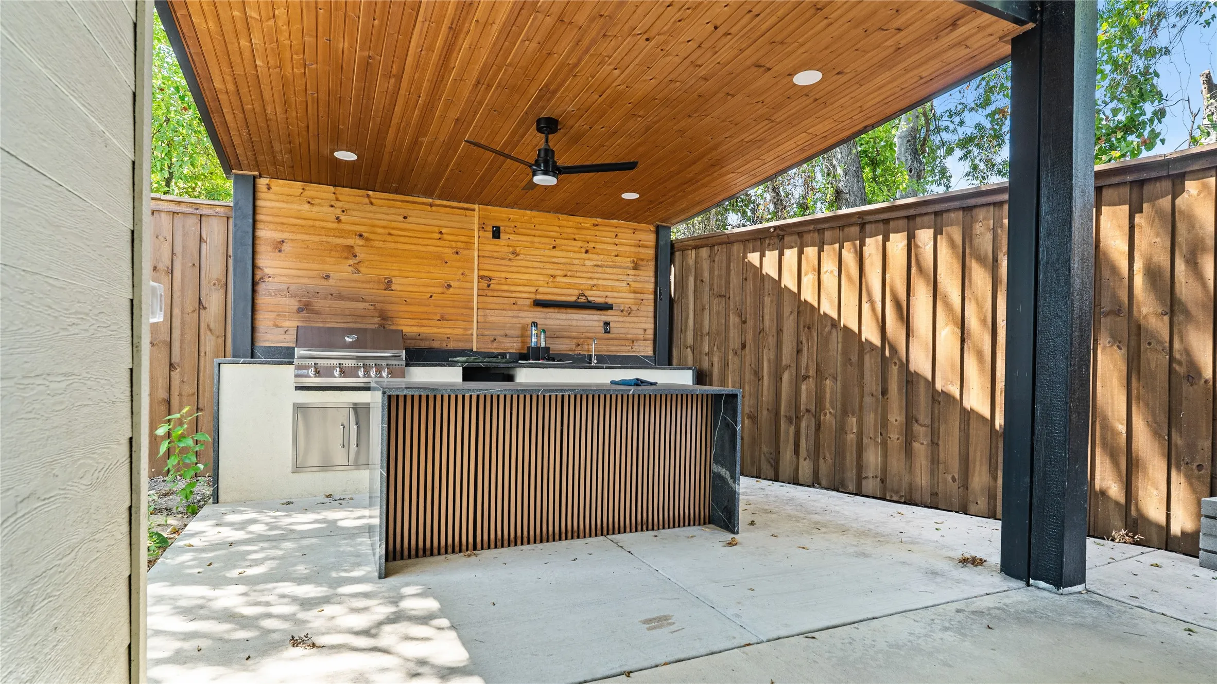 Single Family Residence For Sale in Dallas County , 515 Dubois Avenue, Dallas, Texas 75203, 3 Bedroom, 3 Bathroom, 1 Garage spaces, 2,074 Sqft, built in 2024, mls#21388459, Real Estate Agent in Dallas, Homes For Sale in Dallas county, Homes For Sale in Dallas, Realtor in Dallas Texas, Real Estate Brokerage Independent Realty Texas, Luminita Cordes Realtor