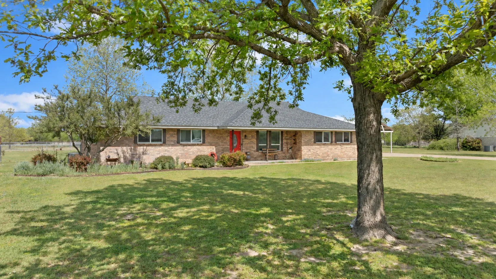 Single Family Residence For Sale in Parker County , 106 Vineyard Street, Weatherford, Texas 76087, 3 Bedroom, 2 Bathroom, 2 Garage spaces, 1,790 Sqft, built in 1978, mls#21387486, Real Estate Agent in Weatherford, Homes For Sale in Parker county, Homes For Sale in Weatherford, Realtor in Weatherford Texas, Real Estate Brokerage Independent Realty Texas, Luminita Cordes Realtor